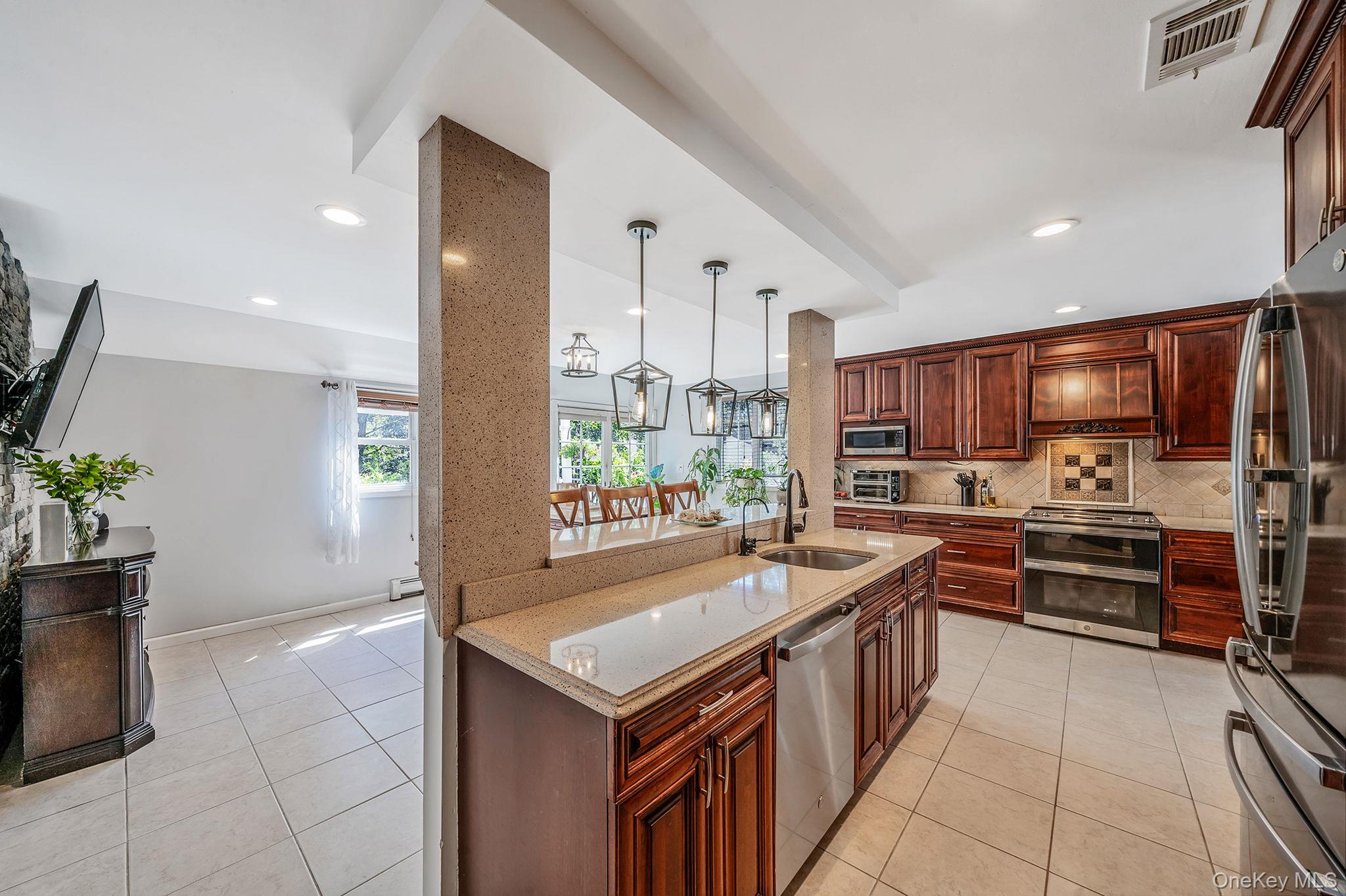 #10 photo, 23 Woodbine Street, サフォーク郡 Coram , NY 11727