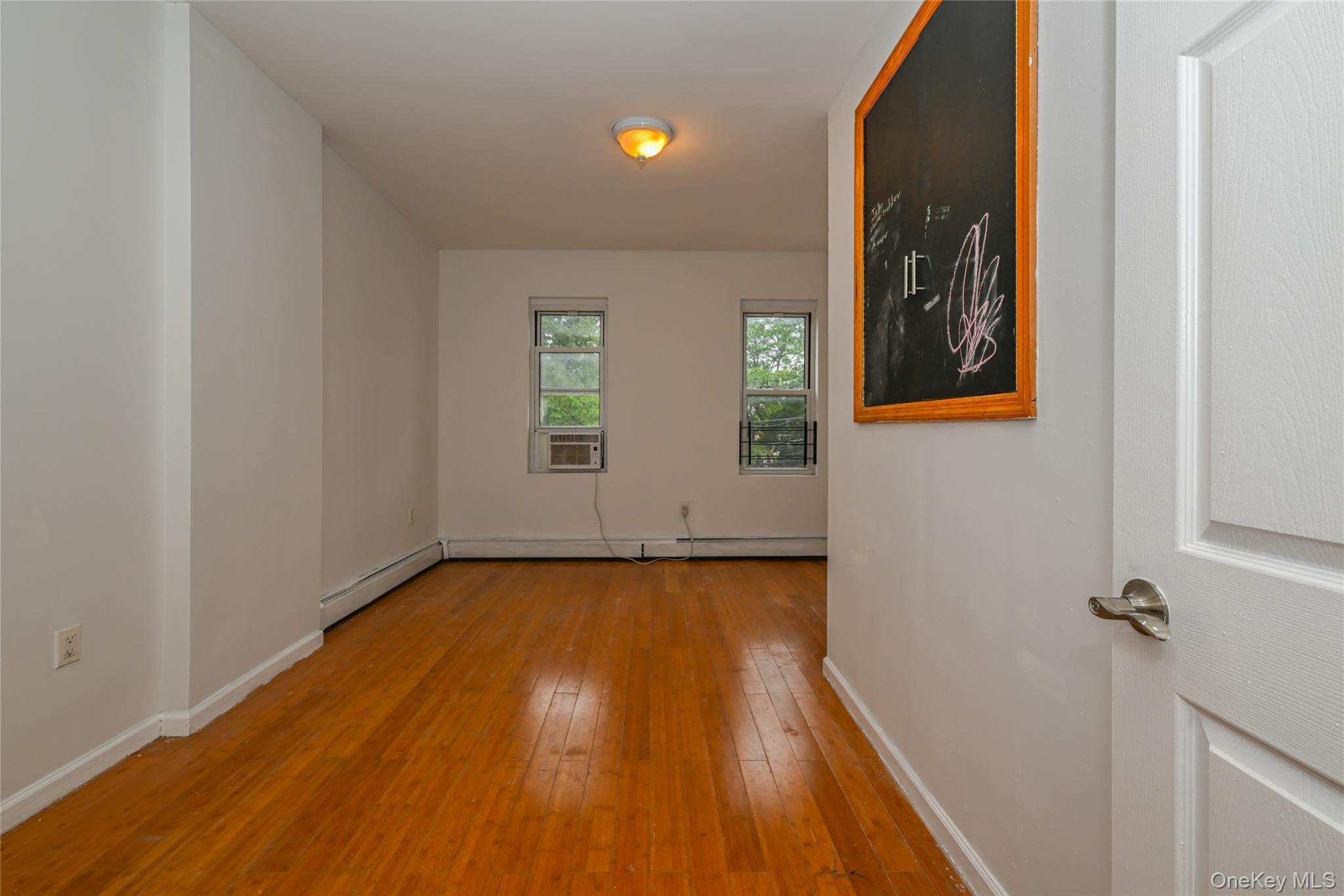 #10 photo, 44-11/13 66 Street, クイーンズ区 Woodside , NY 11377