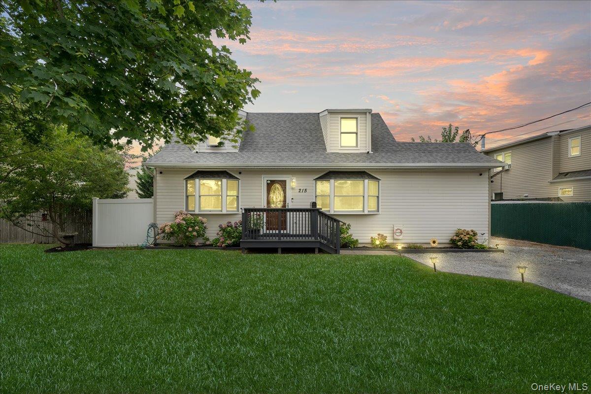 #1 photo, 215 Hawkins Boulevard, サフォーク郡 Copiague , NY 11726