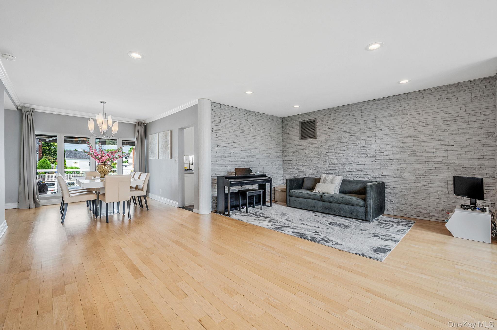 #11 photo, 94 Forest Avenue, Massapequa , NY 11758