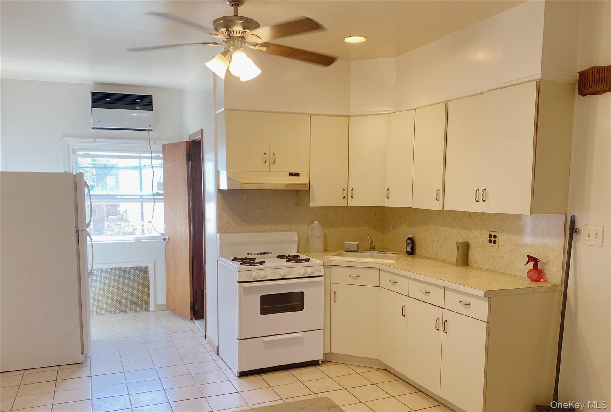 #1 photo, 74-51 64th Place, कुईंस Glendale , NY 11385