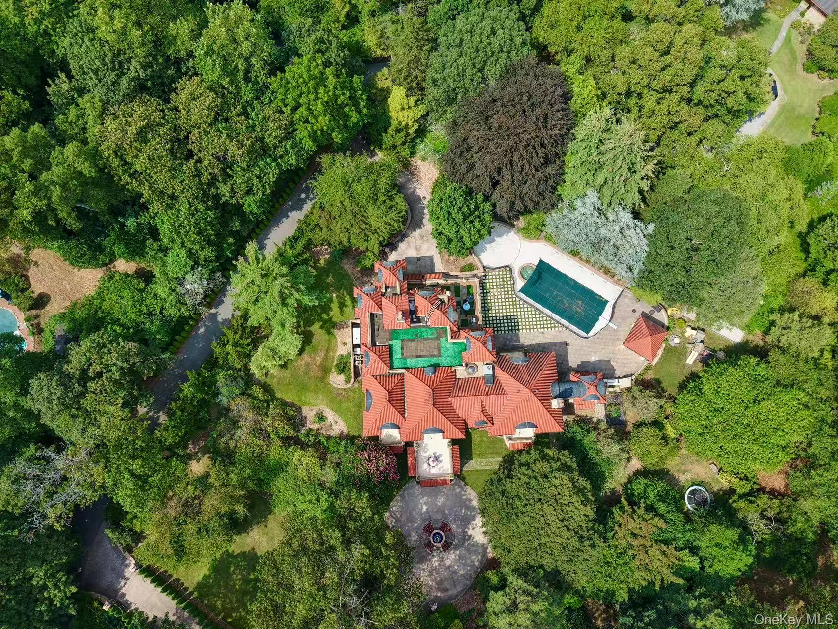 #1 photo, 12 Sloanes Court, Sands Point , NY 11050