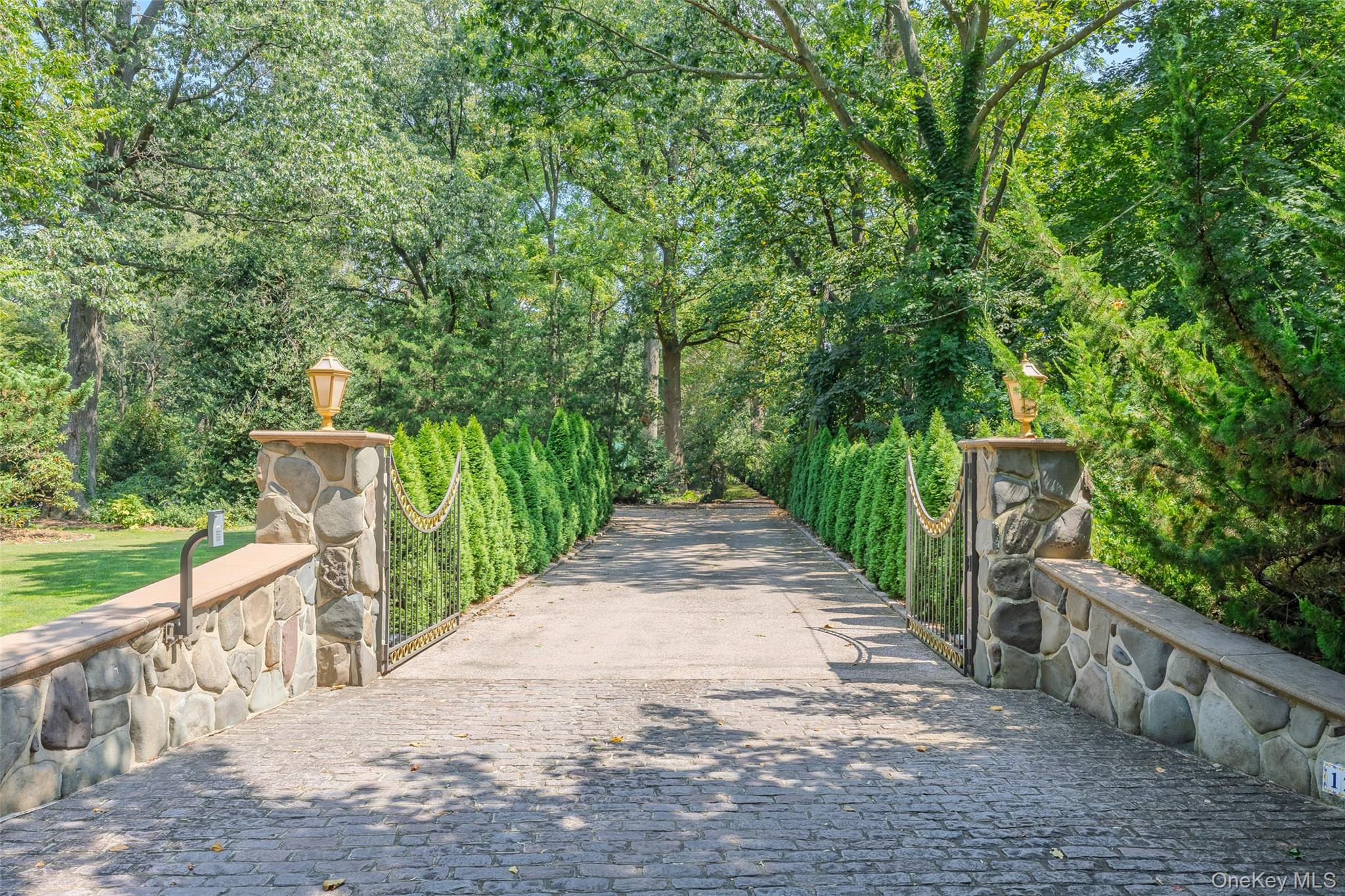 #4 photo, 12 Sloanes Court, Sands Point , NY 11050