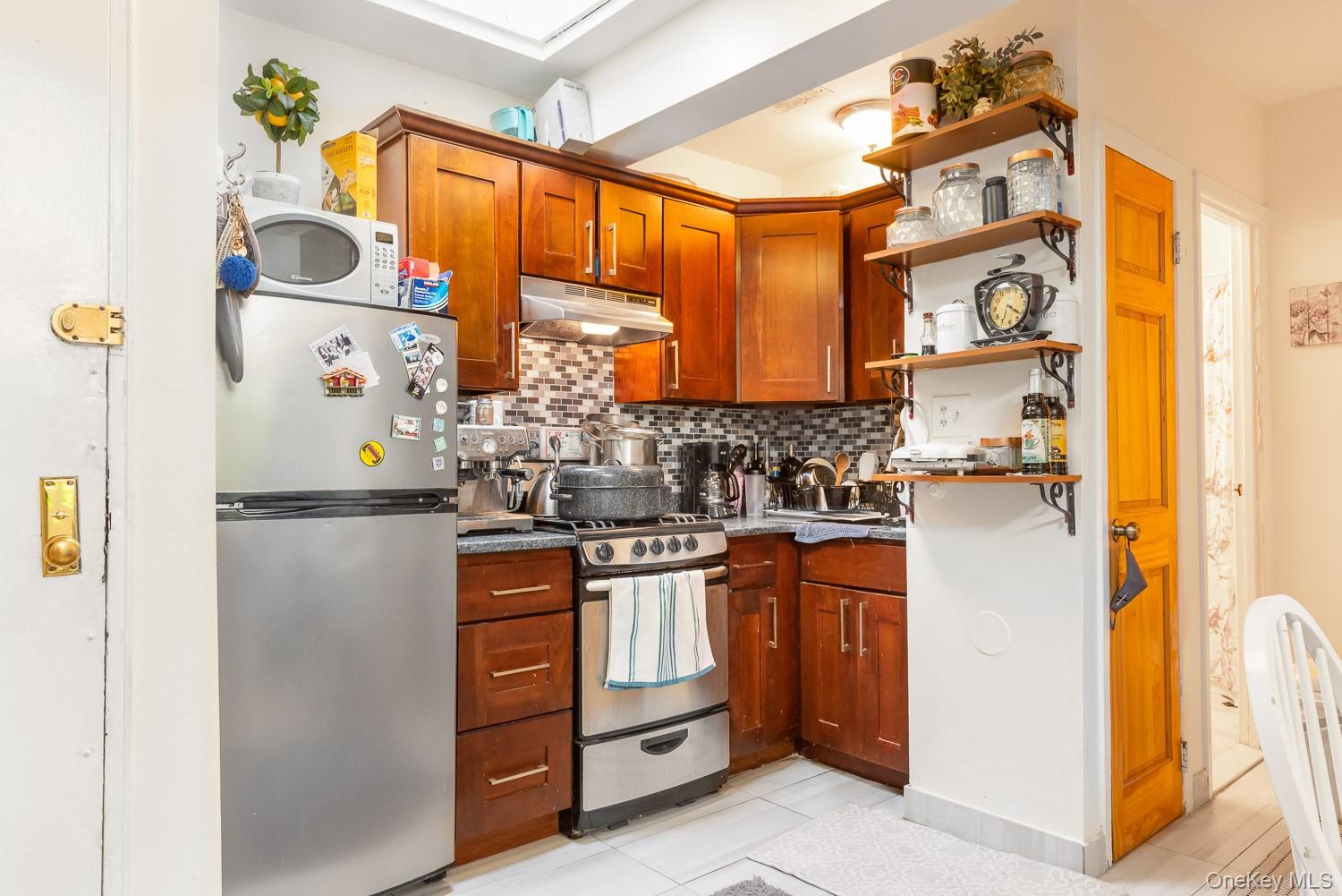 #5 photo, 1949A 80th Street, クイーンズ区 East Elmhurst , NY 11370