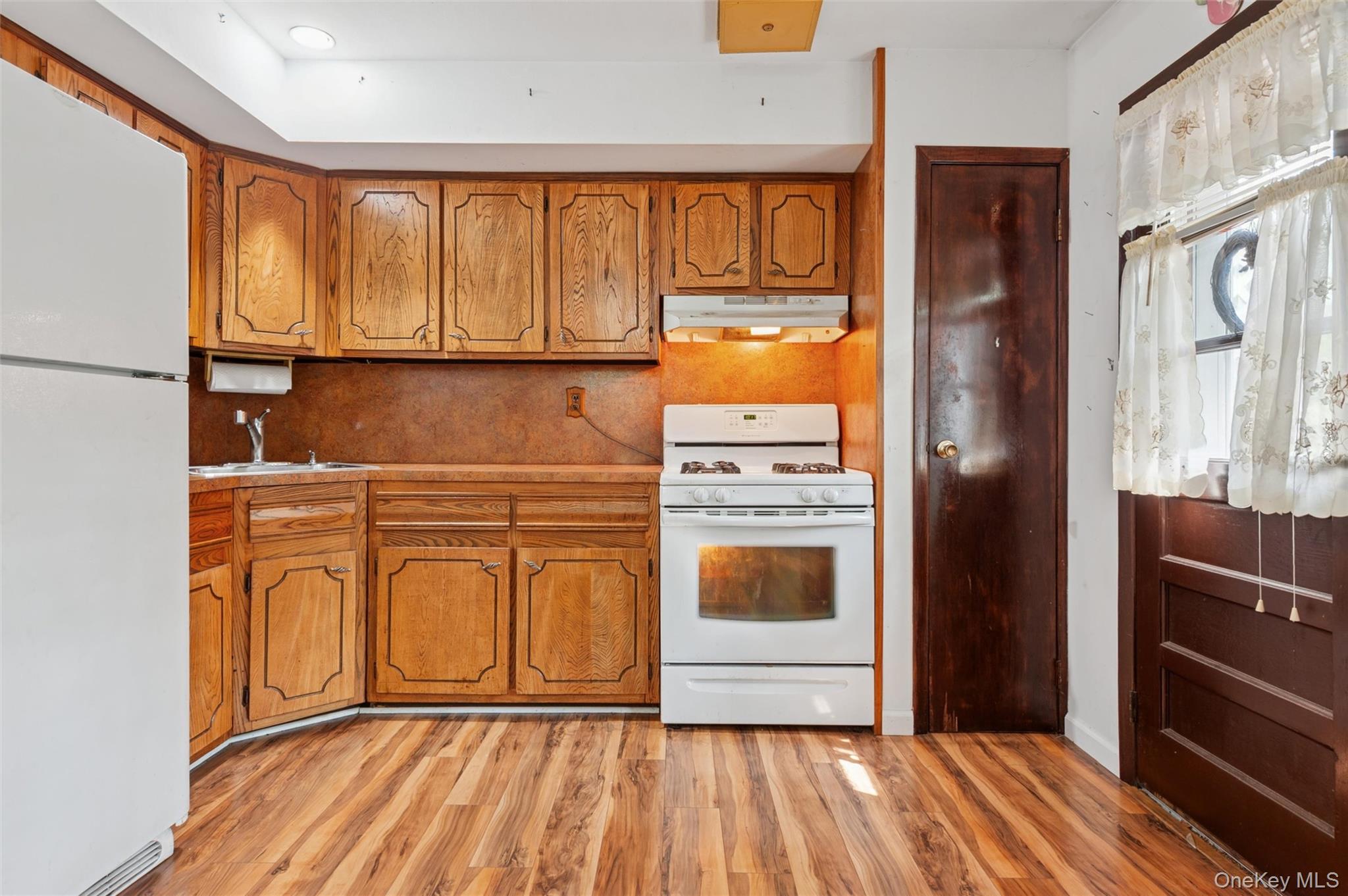 #4 photo, 225 Chichester Ave, サフォーク郡 Center Moriches , NY 11934