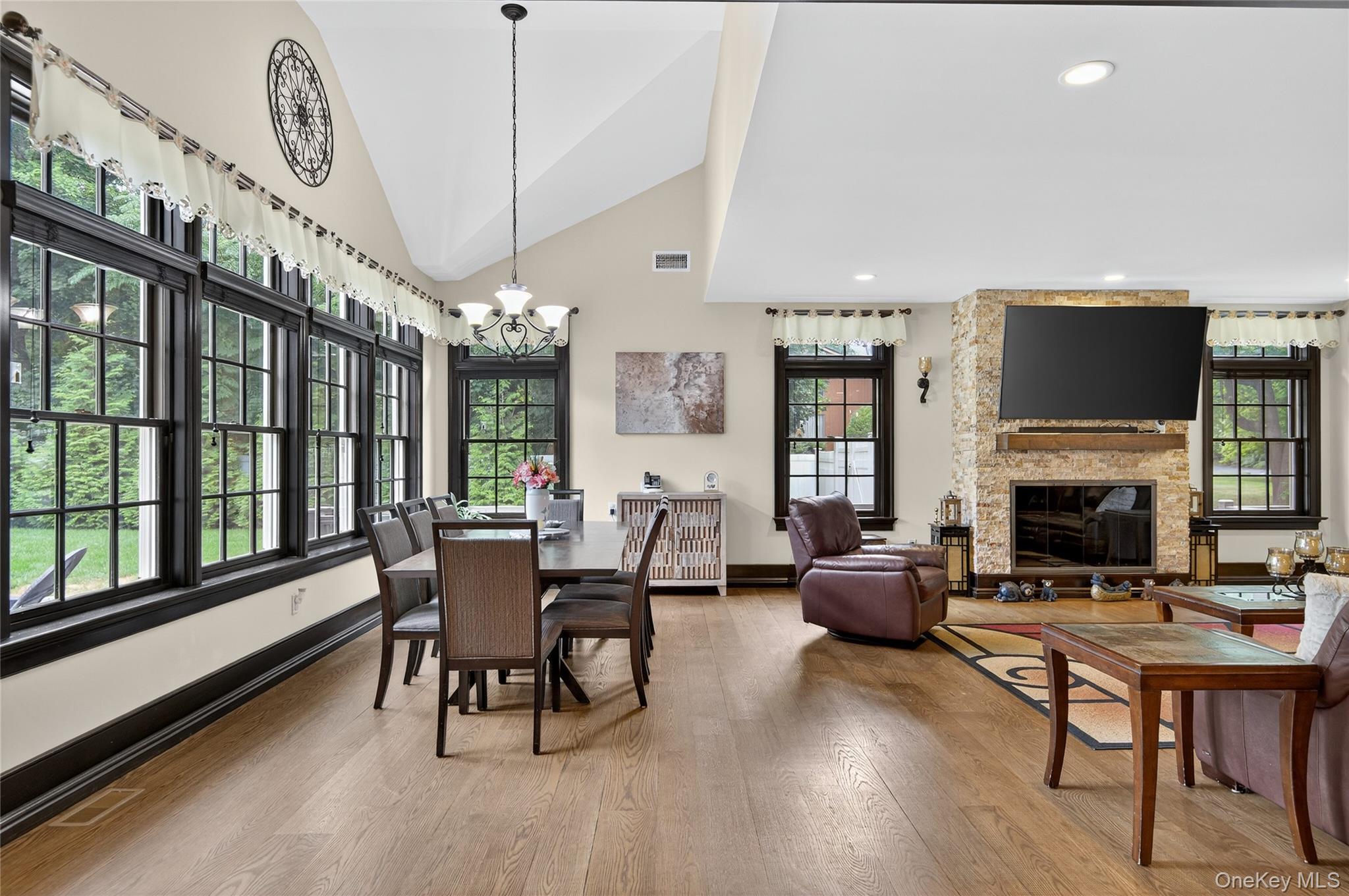 #7 photo, 23 Gloria Lane, サフォーク郡 Huntington , NY 11743