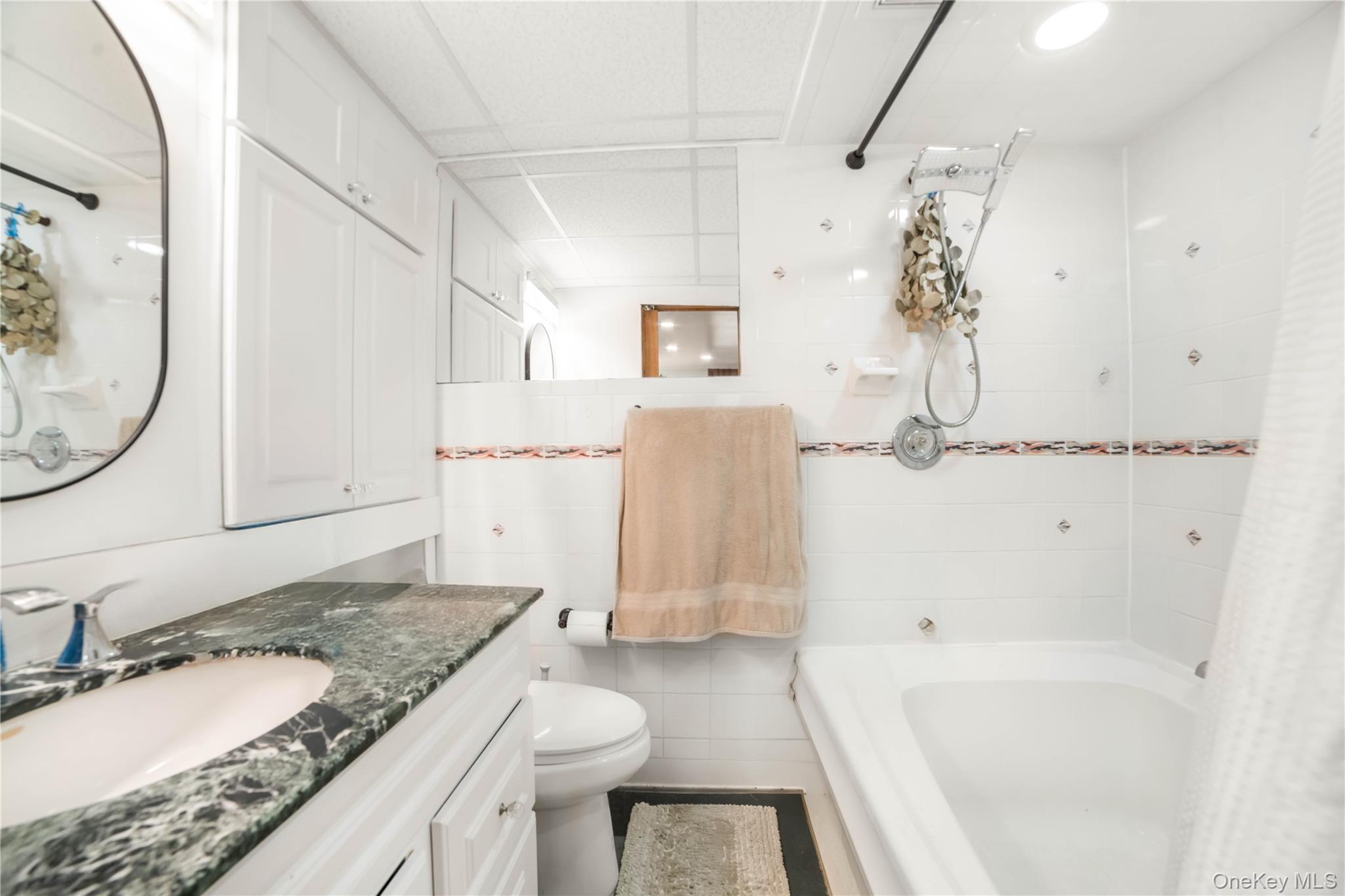 #17 photo, 211 Cantiague Rock Road, ナッソー郡 Westbury , NY 11590