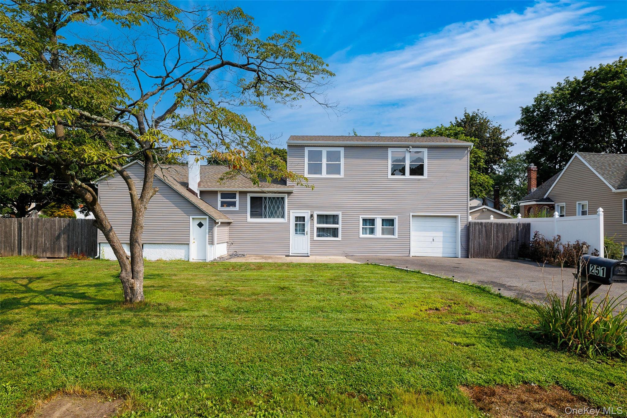 #1 photo, 251 Liberty Street, सफ़ोक काउंटी Deer Park , NY 11729