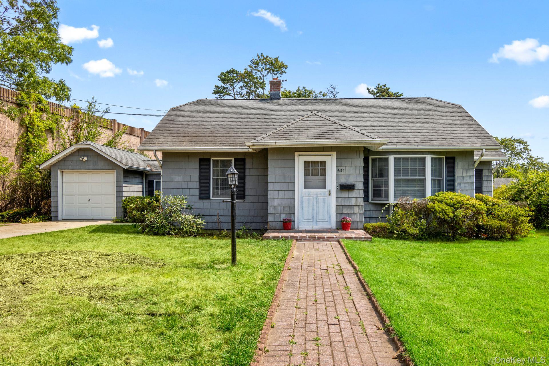 #1 photo, 651 Sayville Avenue, サフォーク郡 Sayville , NY 11782