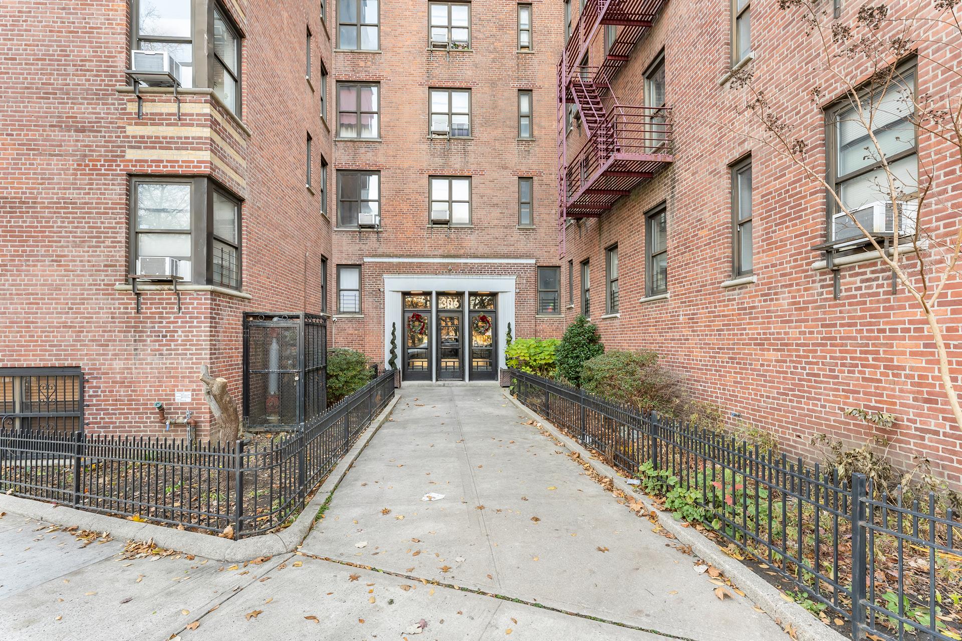 #14 photo, 306 E MOSHOLU Parkway S, Norwood , NY 10458