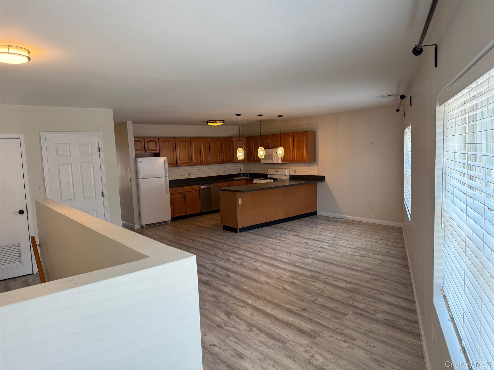 #1 photo, 57 Stewart Avenue, サフォーク郡 Huntington , NY 11743