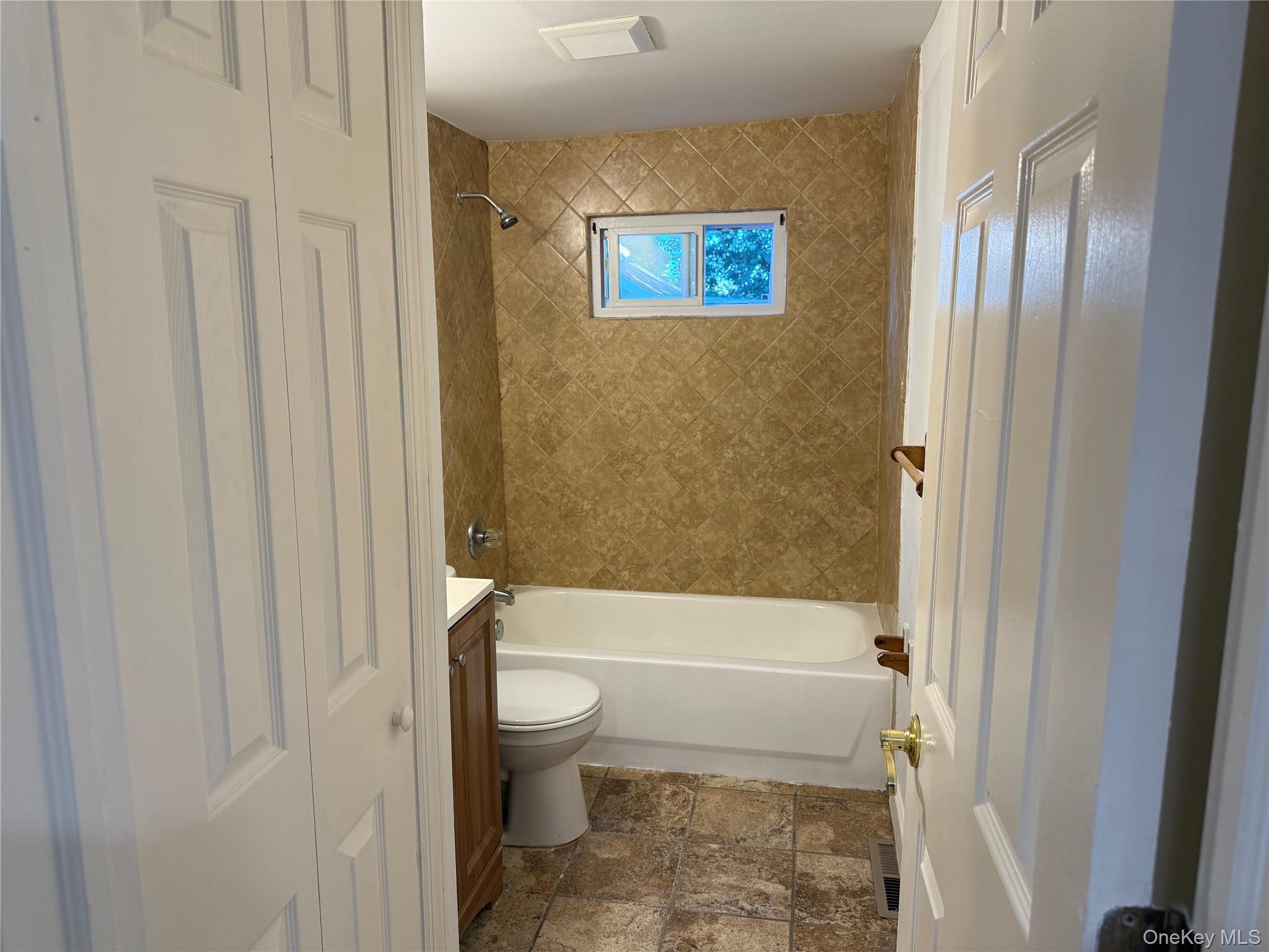 #5 photo, 36 Edgewater Drive, サフォーク郡 Mastic Beach , NY 11951