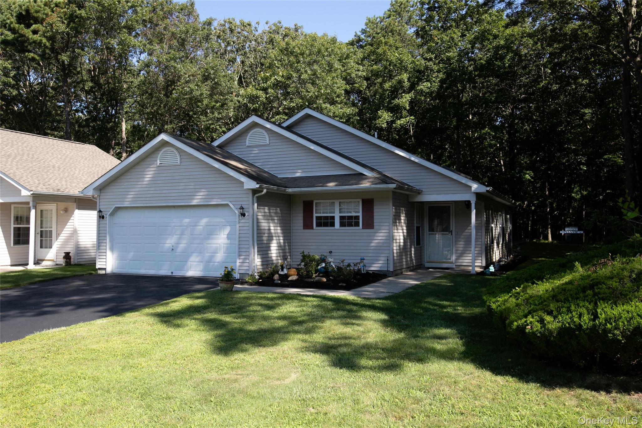 #1 photo, 10 Greenbriar Court, सफ़ोक काउंटी Middle Island , NY 11953