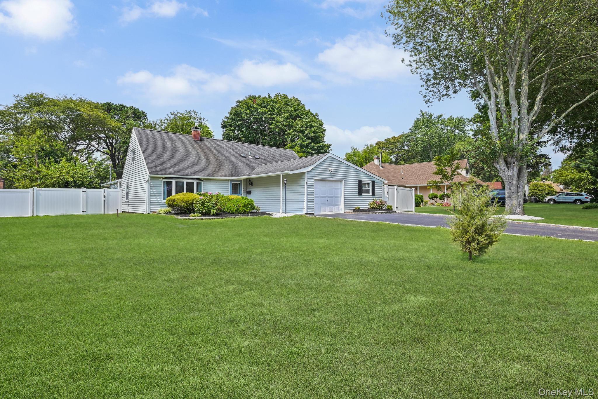 #1 photo, 71 Sagebrush Lane, सफ़ोक काउंटी Islandia , NY 11749