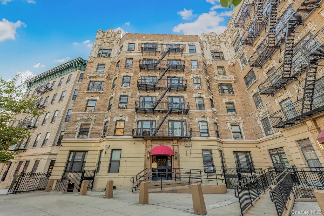 #12 photo, 15 Fort Washington Avenue, New York (Manhattan) , NY 10032