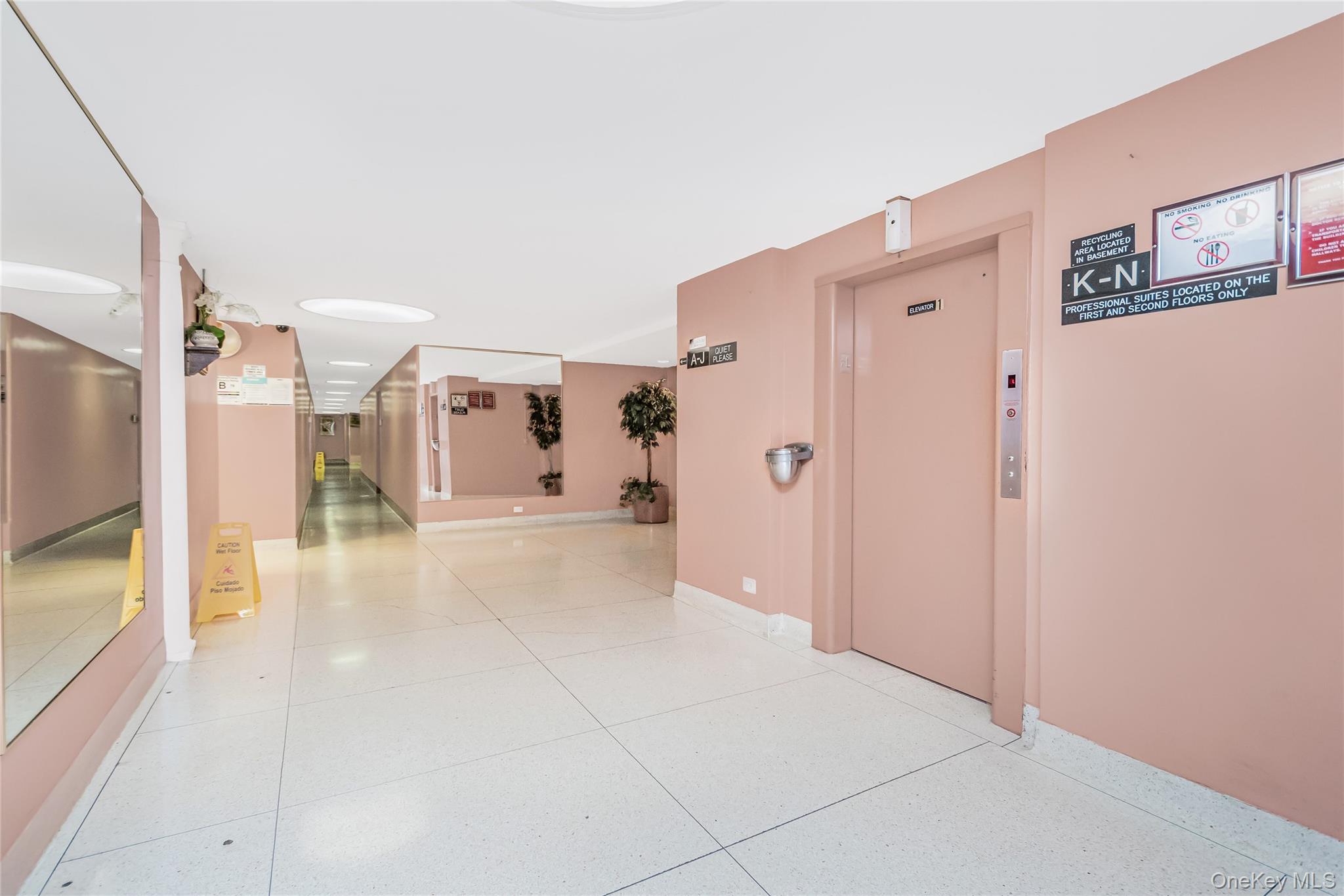 #14 photo, 3201 Grand Concourse, ブロンクス区 Bronx , NY 10468