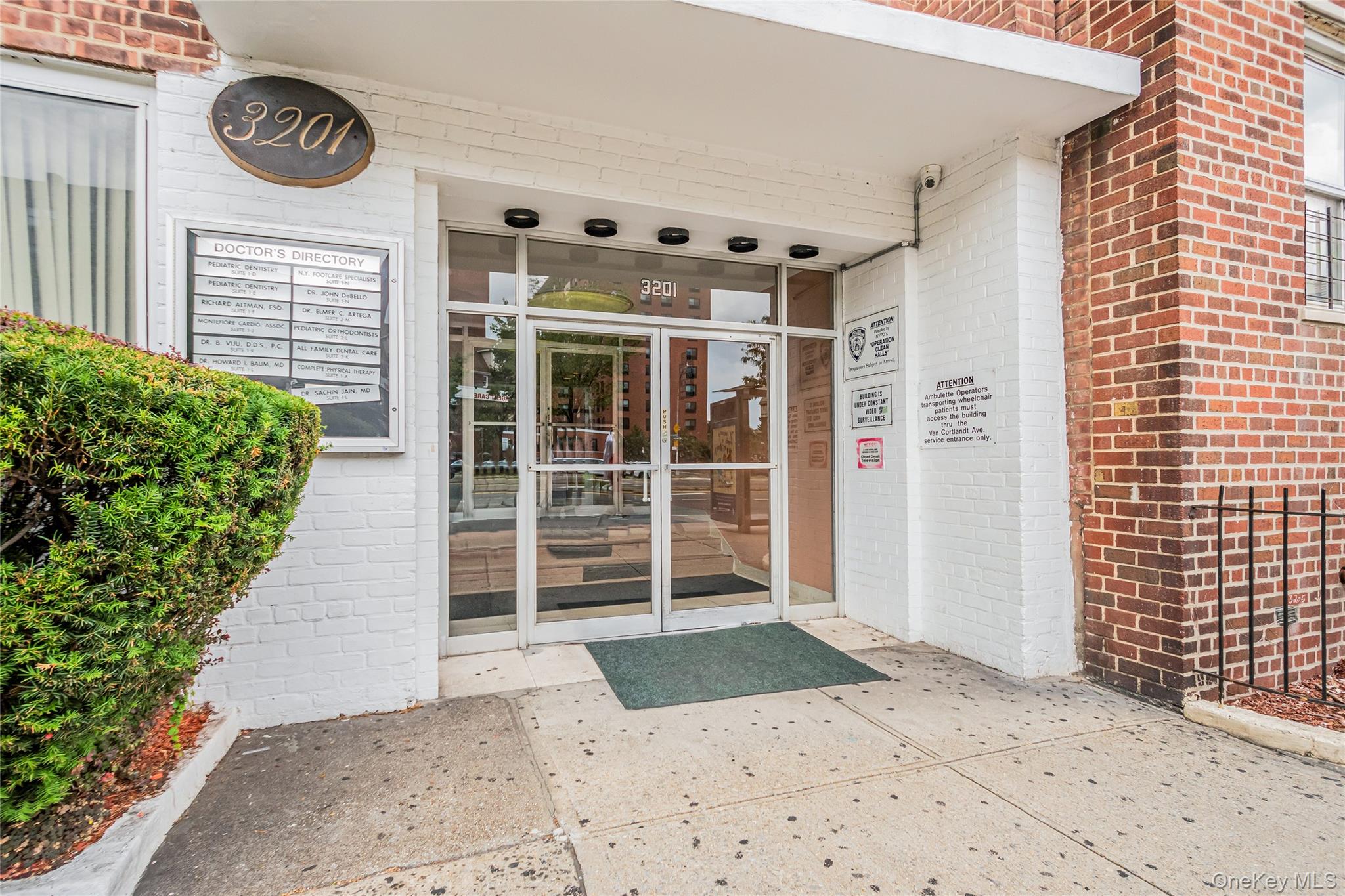 #16 photo, 3201 Grand Concourse, ブロンクス区 Bronx , NY 10468