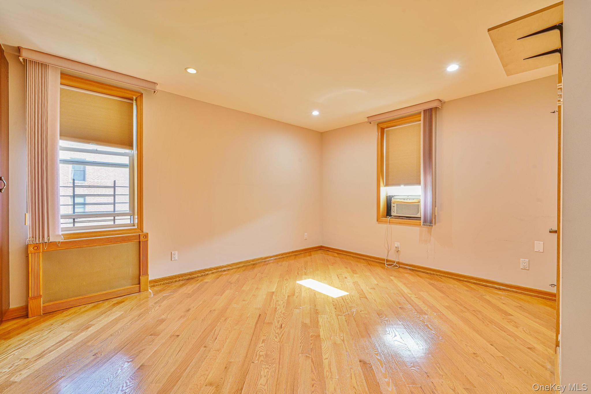 #12 photo, 6259 108th Street, クイーンズ区 Forest Hills , NY 11375