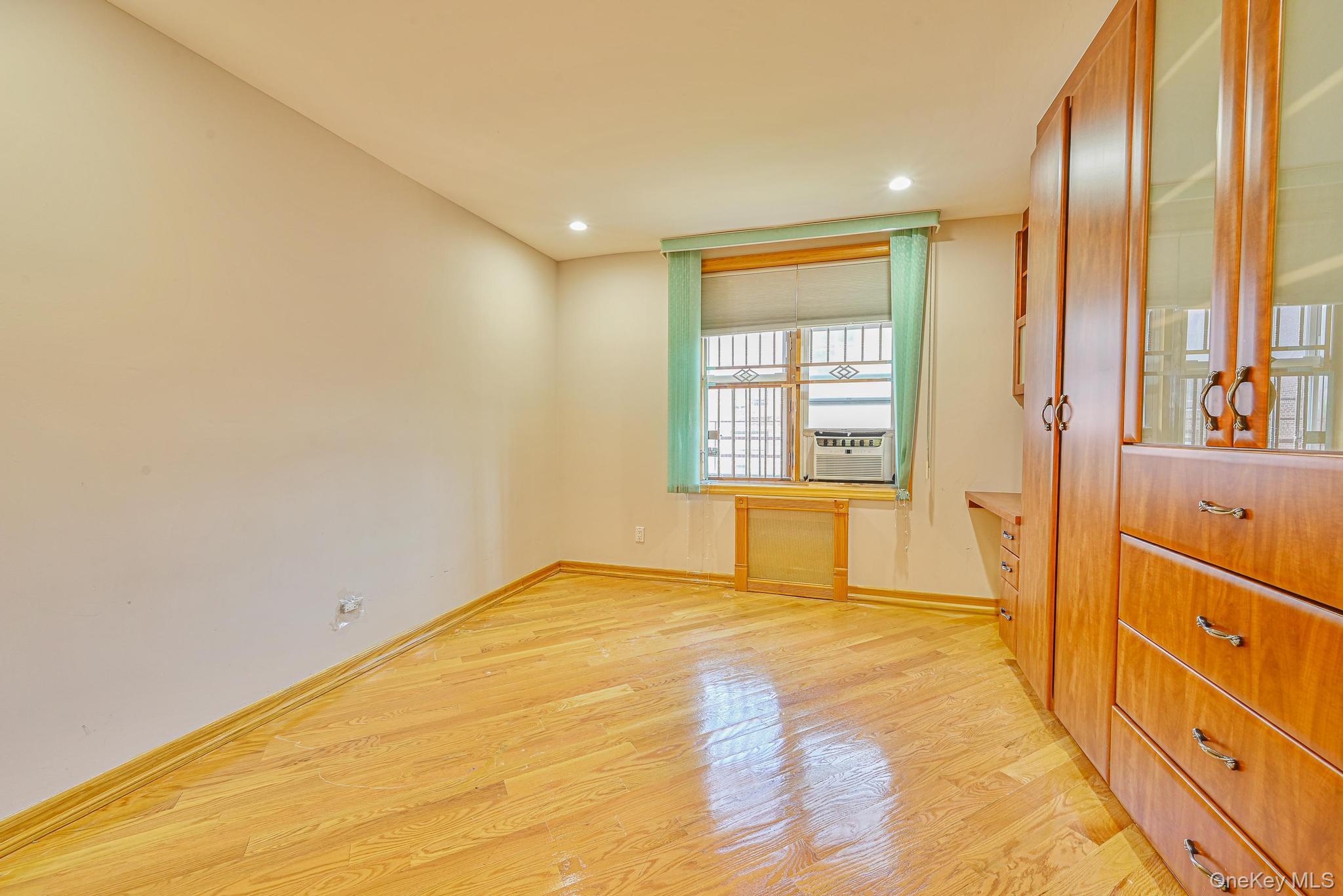 #7 photo, 6259 108th Street, クイーンズ区 Forest Hills , NY 11375