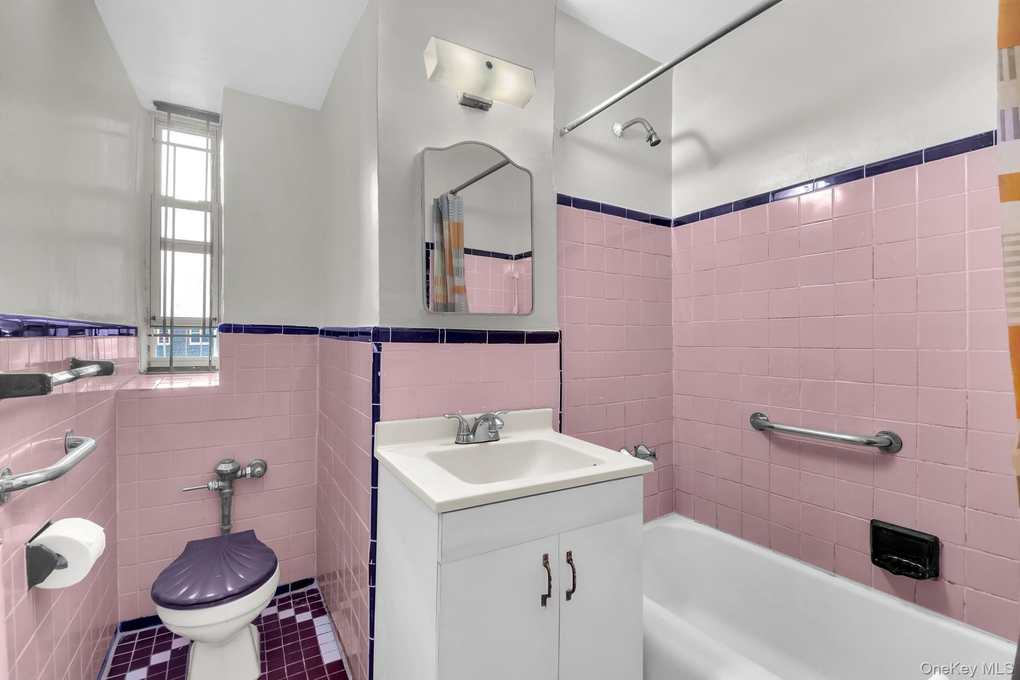 #7 photo, 3326 82nd Street, クイーンズ区 Jackson Heights , NY 11372