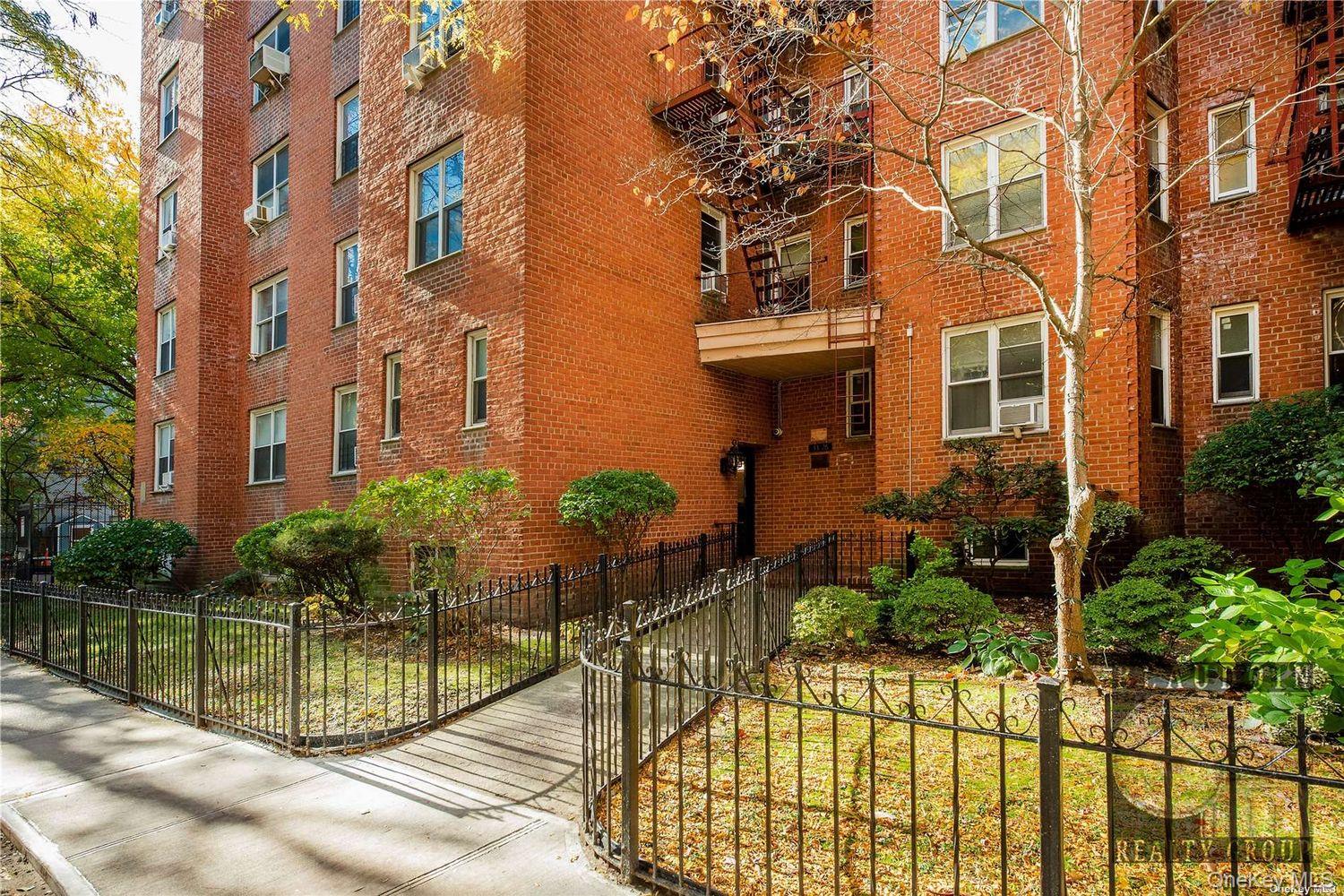 #8 photo, 3326 82nd Street, クイーンズ区 Jackson Heights , NY 11372