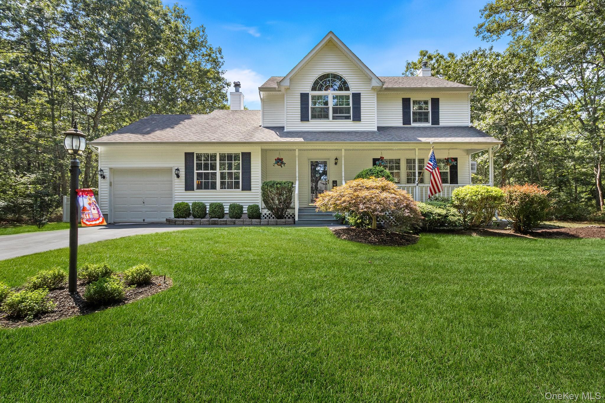 #1 photo, 4 Charter Court, सफ़ोक काउंटी Manorville , NY 11949