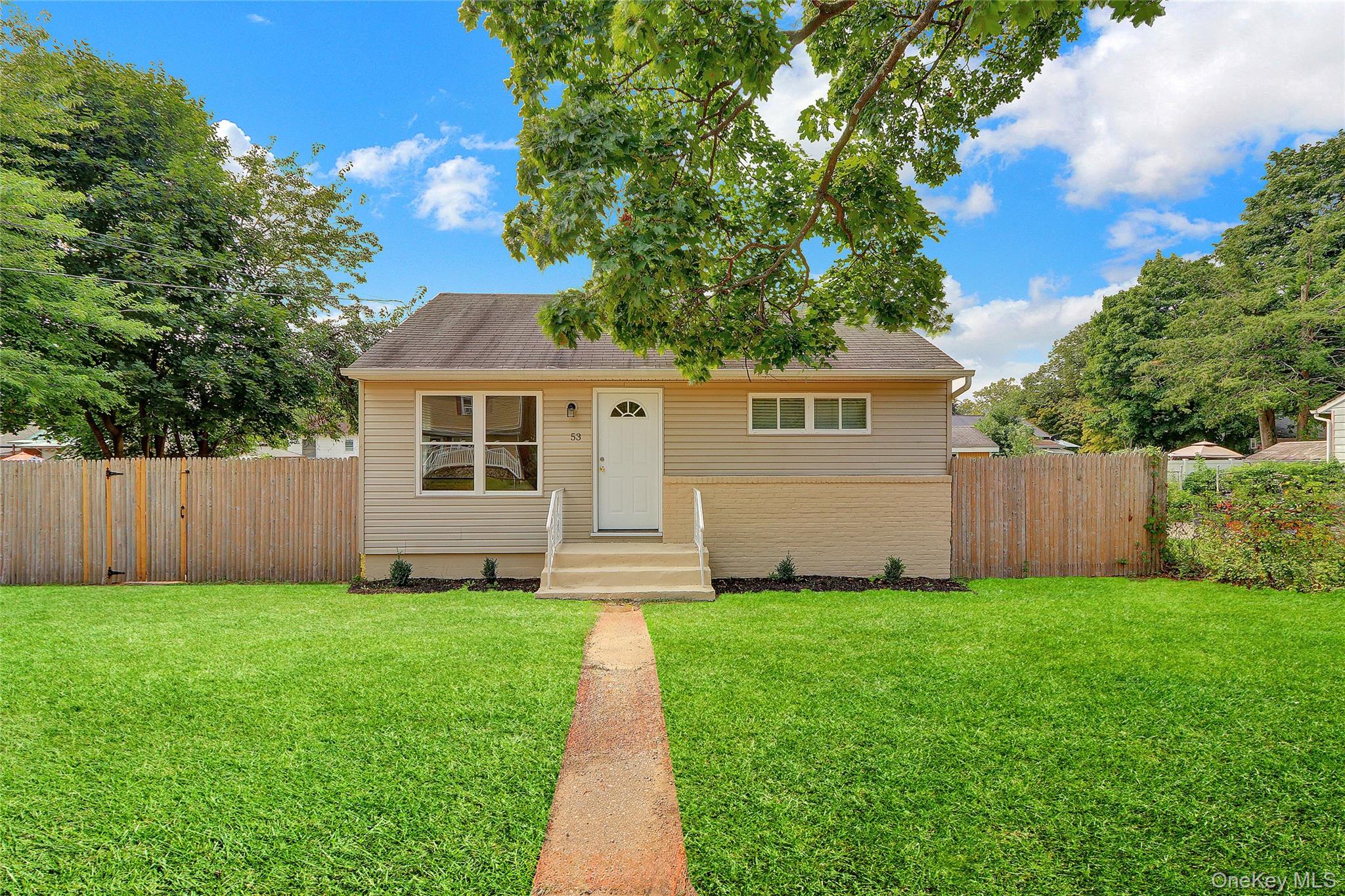 #1 photo, 53 Saint Peters Drive, 롱 아일랜드 Brentwood , NY 11717