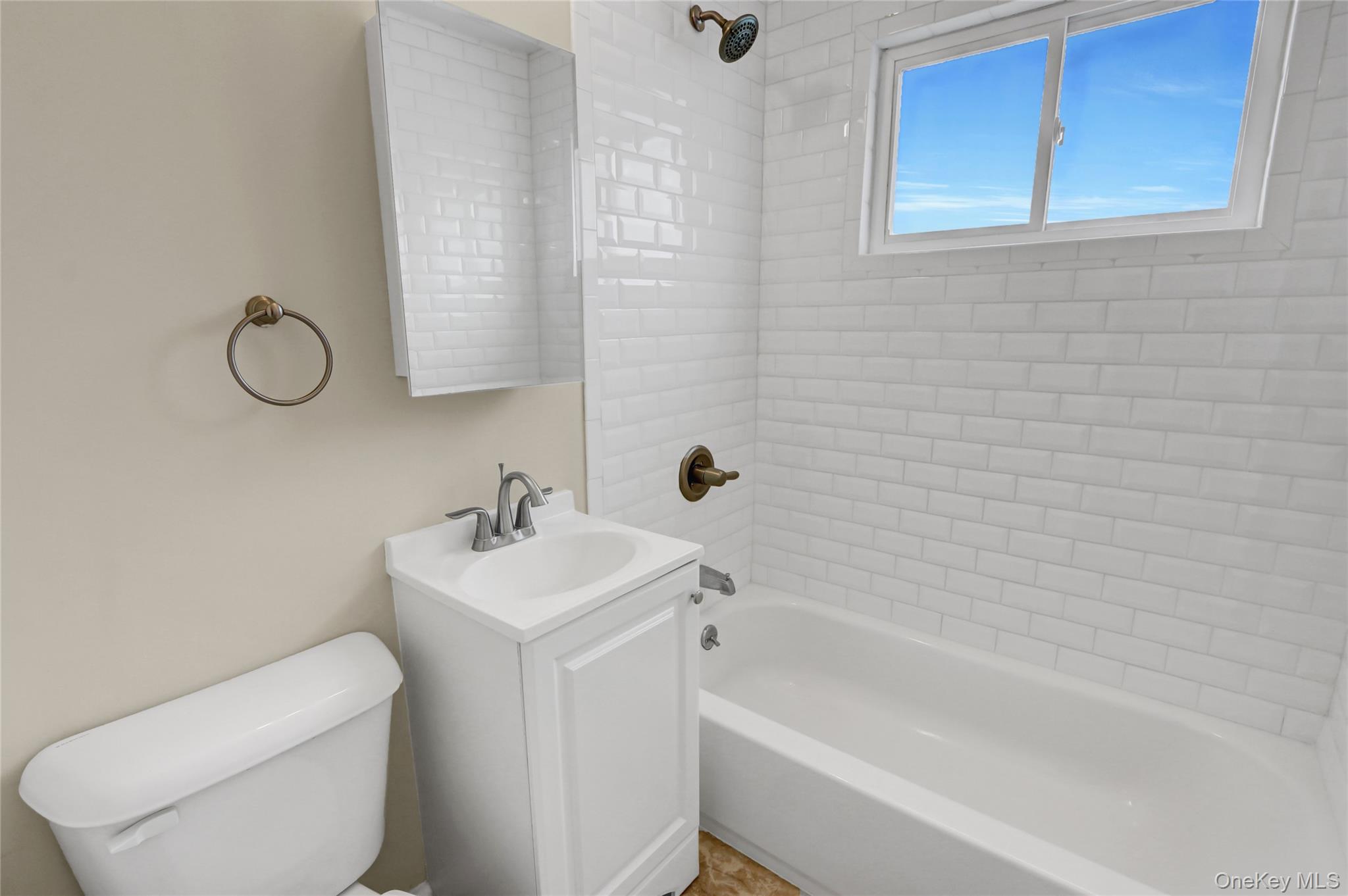 #11 photo, 53 Saint Peters Drive, 롱 아일랜드 Brentwood , NY 11717