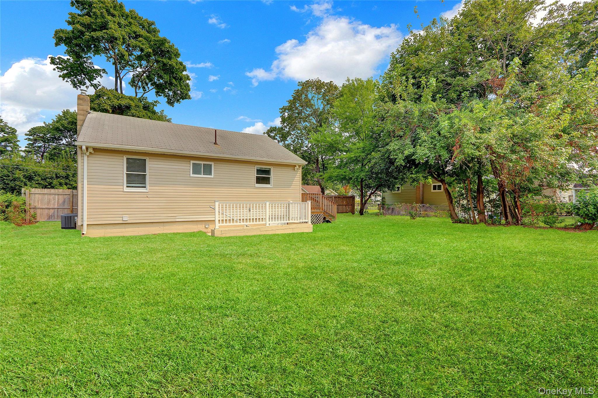 #14 photo, 53 Saint Peters Drive, 롱 아일랜드 Brentwood , NY 11717