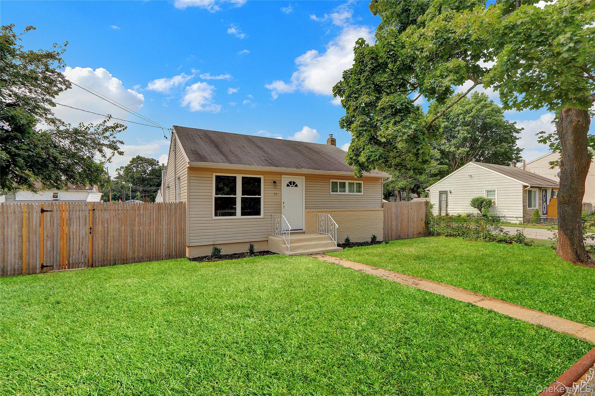 #2 photo, 53 Saint Peters Drive, 롱 아일랜드 Brentwood , NY 11717