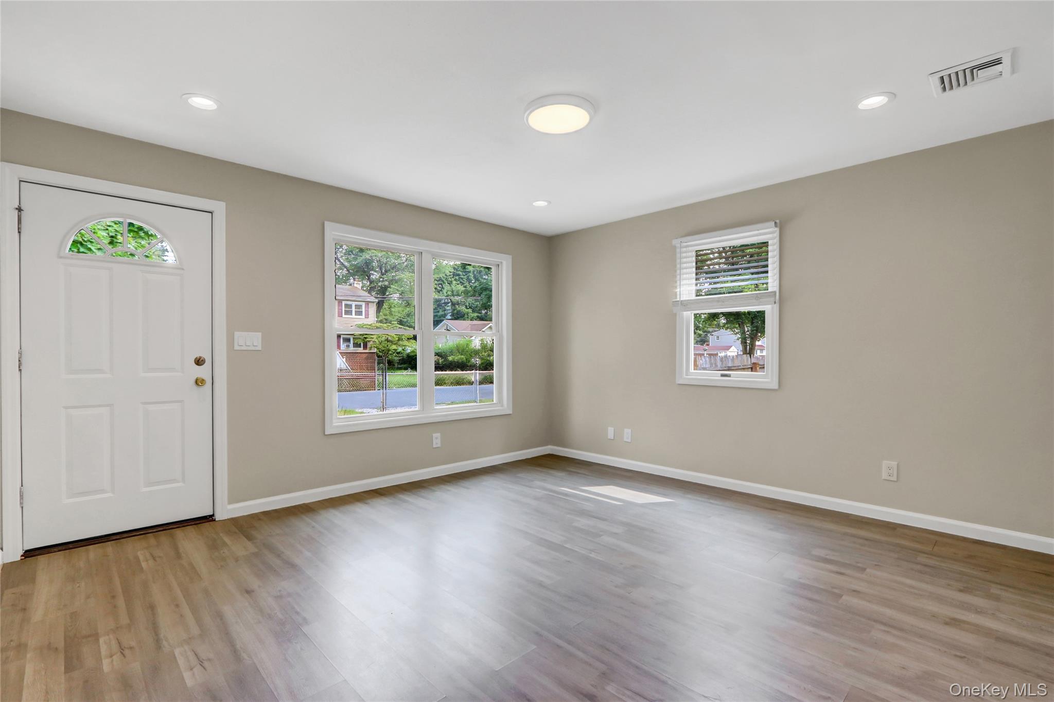 #3 photo, 53 Saint Peters Drive, 롱 아일랜드 Brentwood , NY 11717