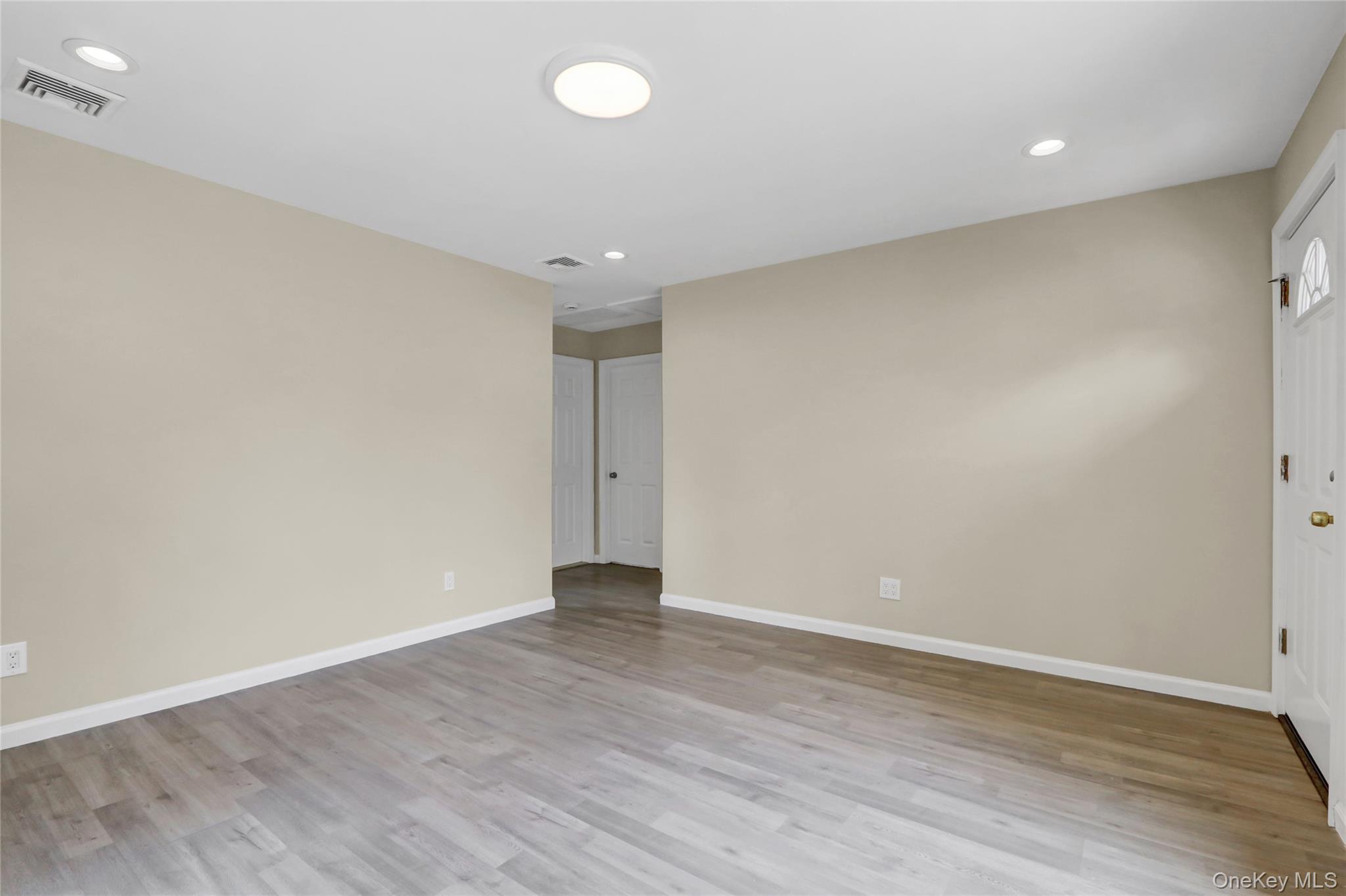 #4 photo, 53 Saint Peters Drive, 롱 아일랜드 Brentwood , NY 11717