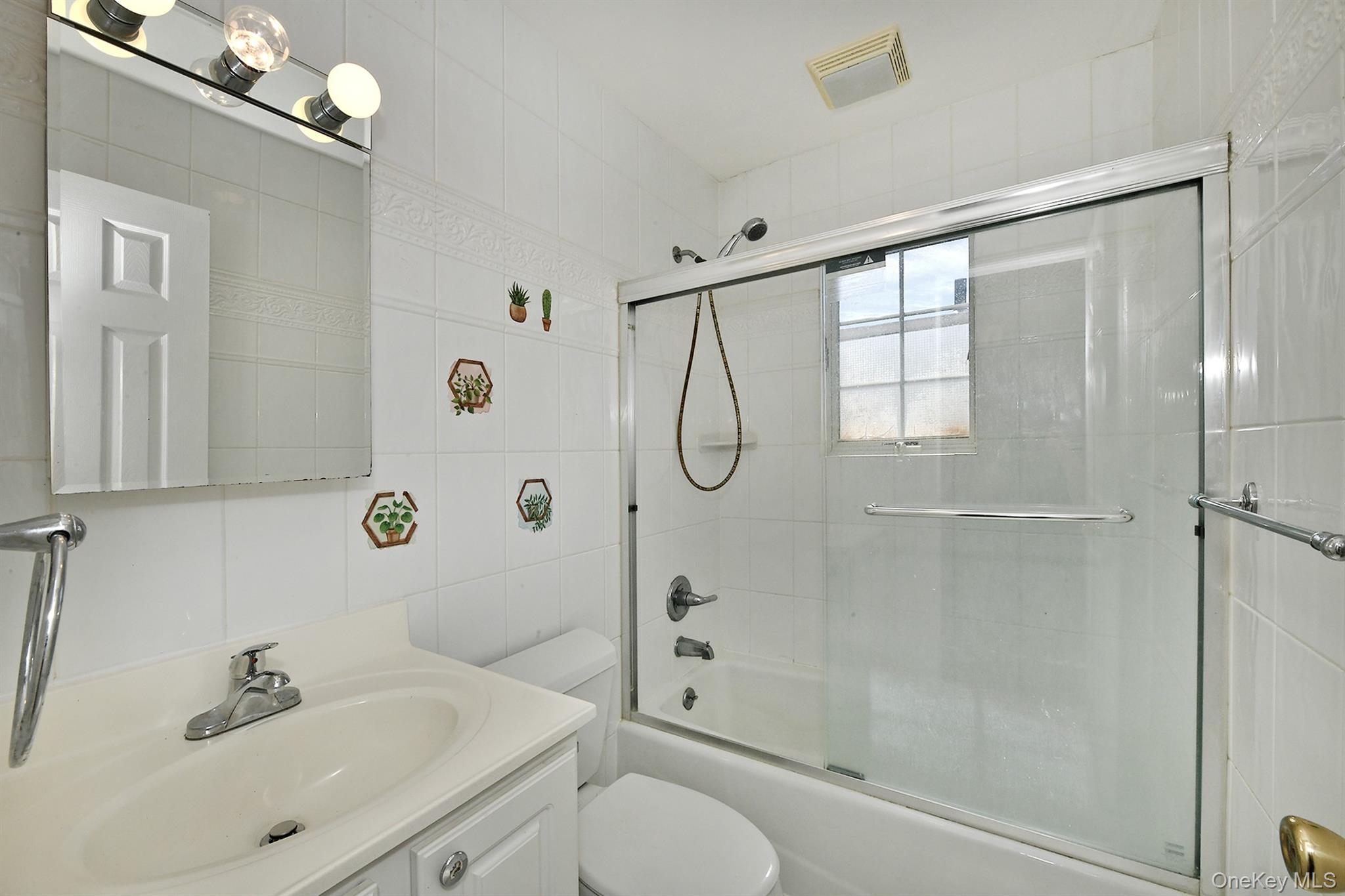 #17 photo, 16 Inwood Road, Port Washington , NY 11050