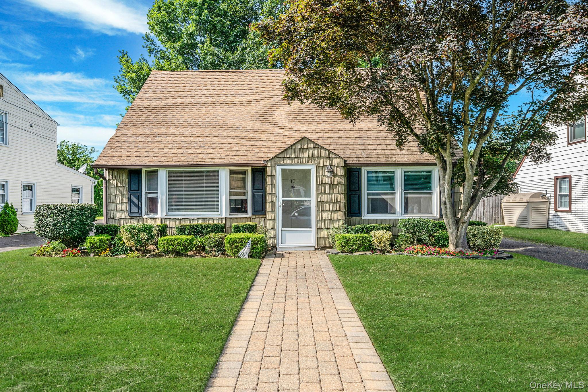 #1 photo, 10 Walter Avenue, हिक्सविले Hicksville , NY 11801