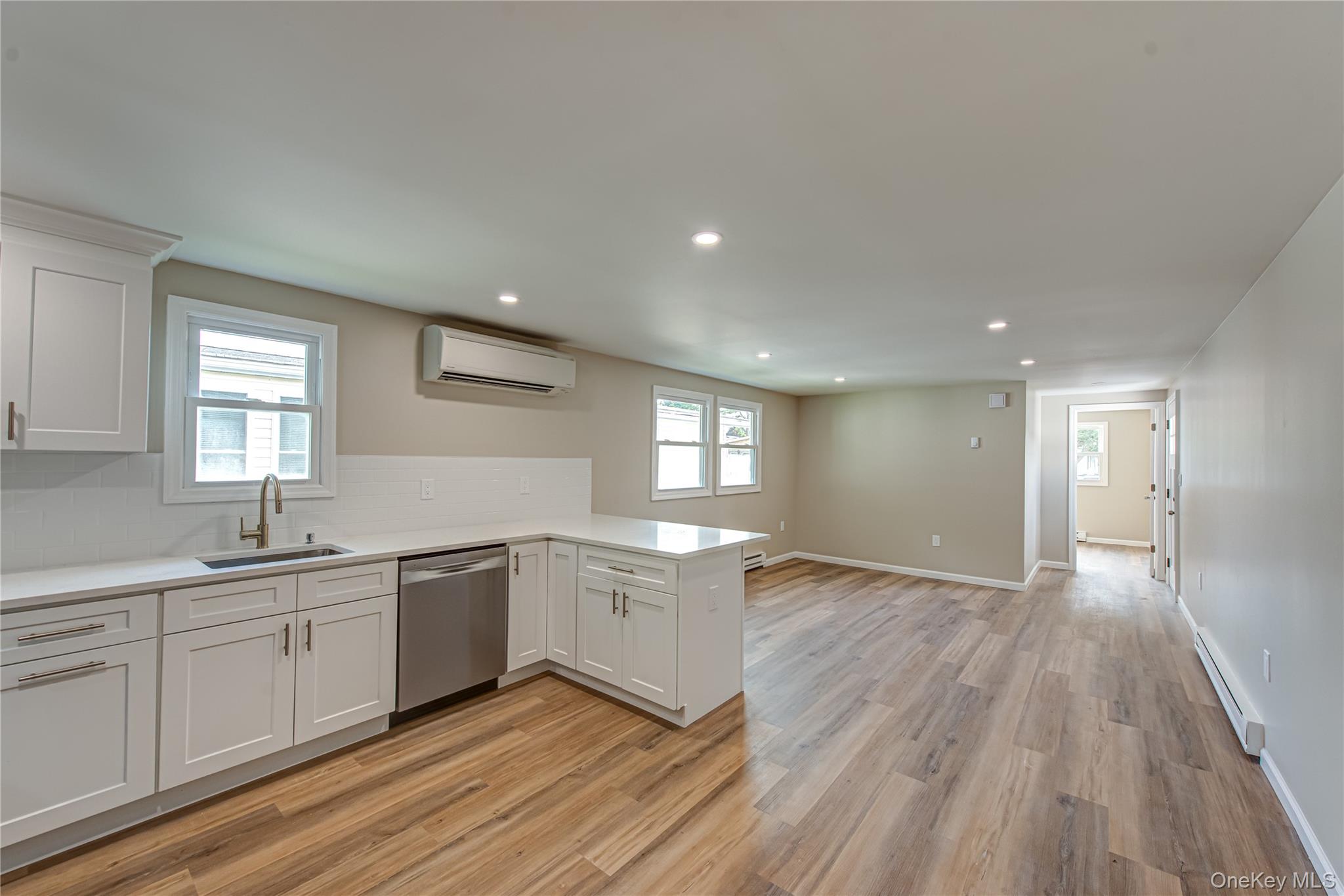 #16 photo, 145 Village Circle West, サフォーク郡 Manorville , NY 11949