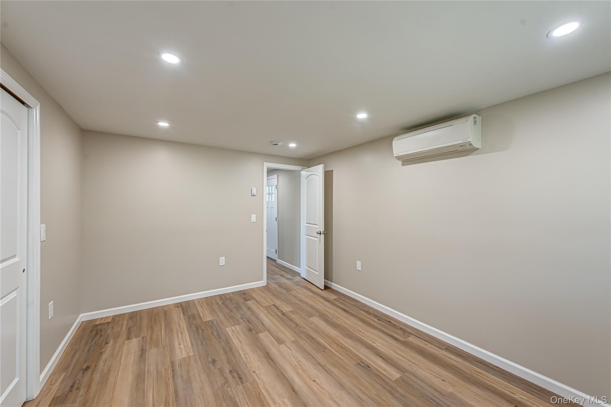 #5 photo, 145 Village Circle West, サフォーク郡 Manorville , NY 11949