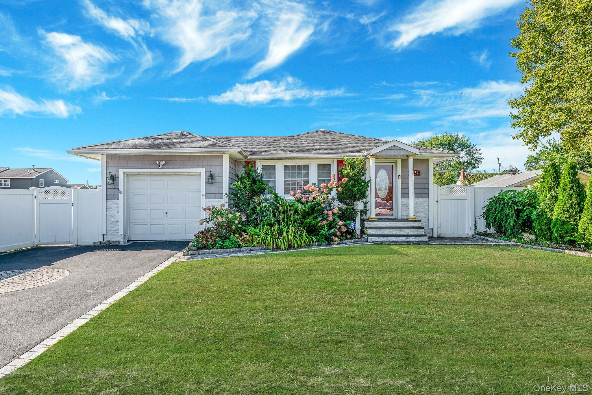 #1 photo, 1537 1st Street, מחוז סאפוק West Babylon , NY 11704