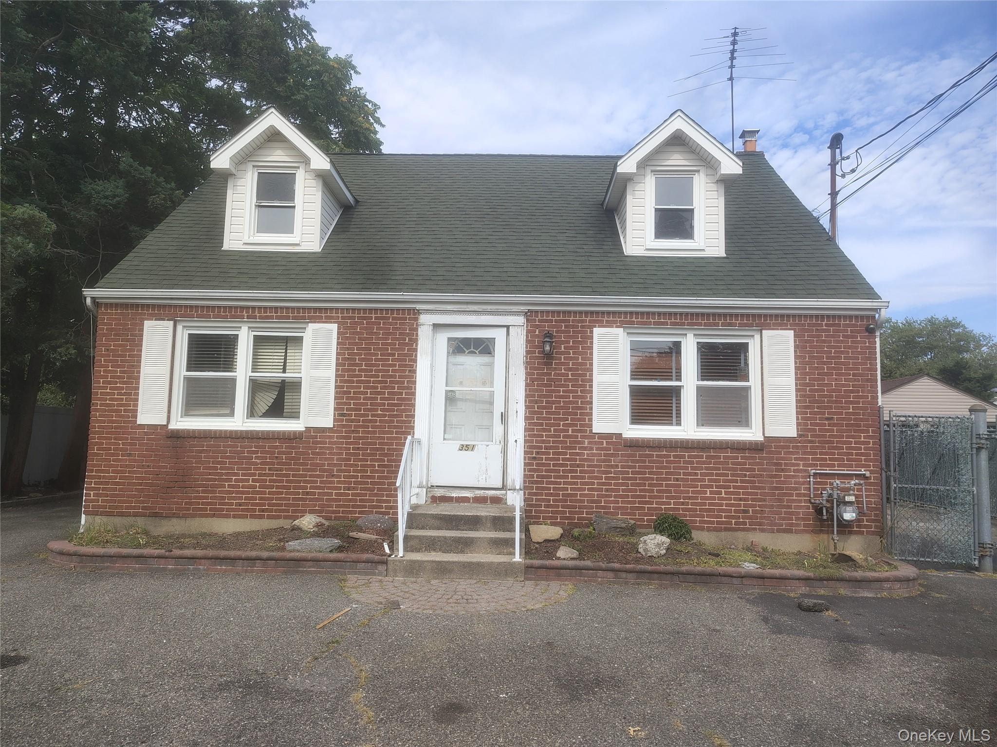 #1 photo, 351 E Meadow Avenue, ナッソー郡 East Meadow , NY 11554