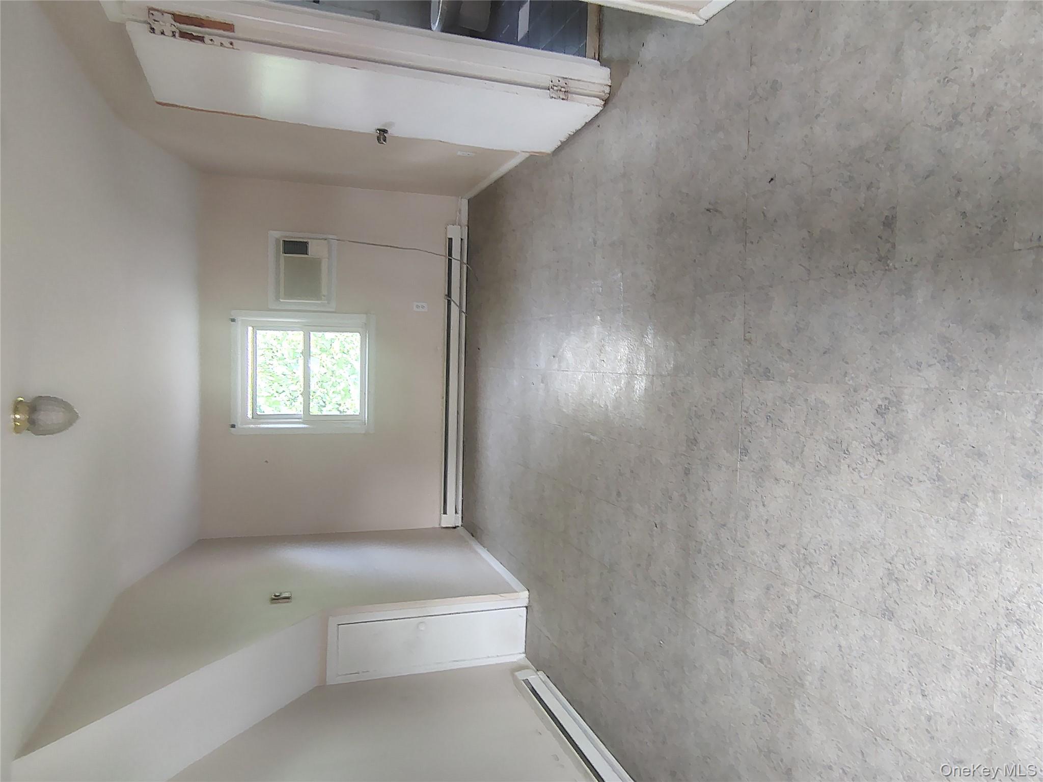 #10 photo, 351 E Meadow Avenue, ナッソー郡 East Meadow , NY 11554