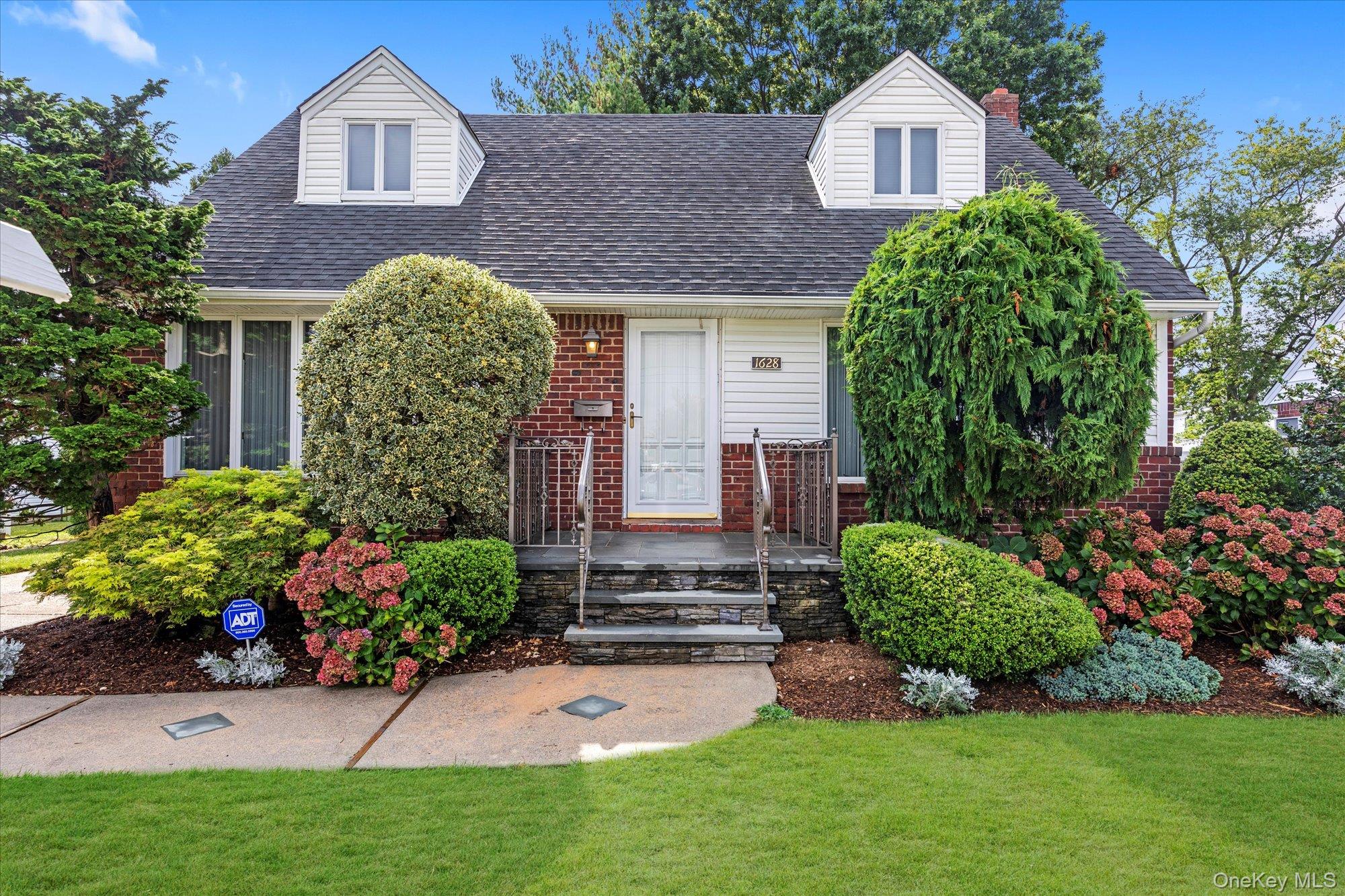 #1 photo, 1628 Oswego Street, 长岛 East Meadow , NY 11554