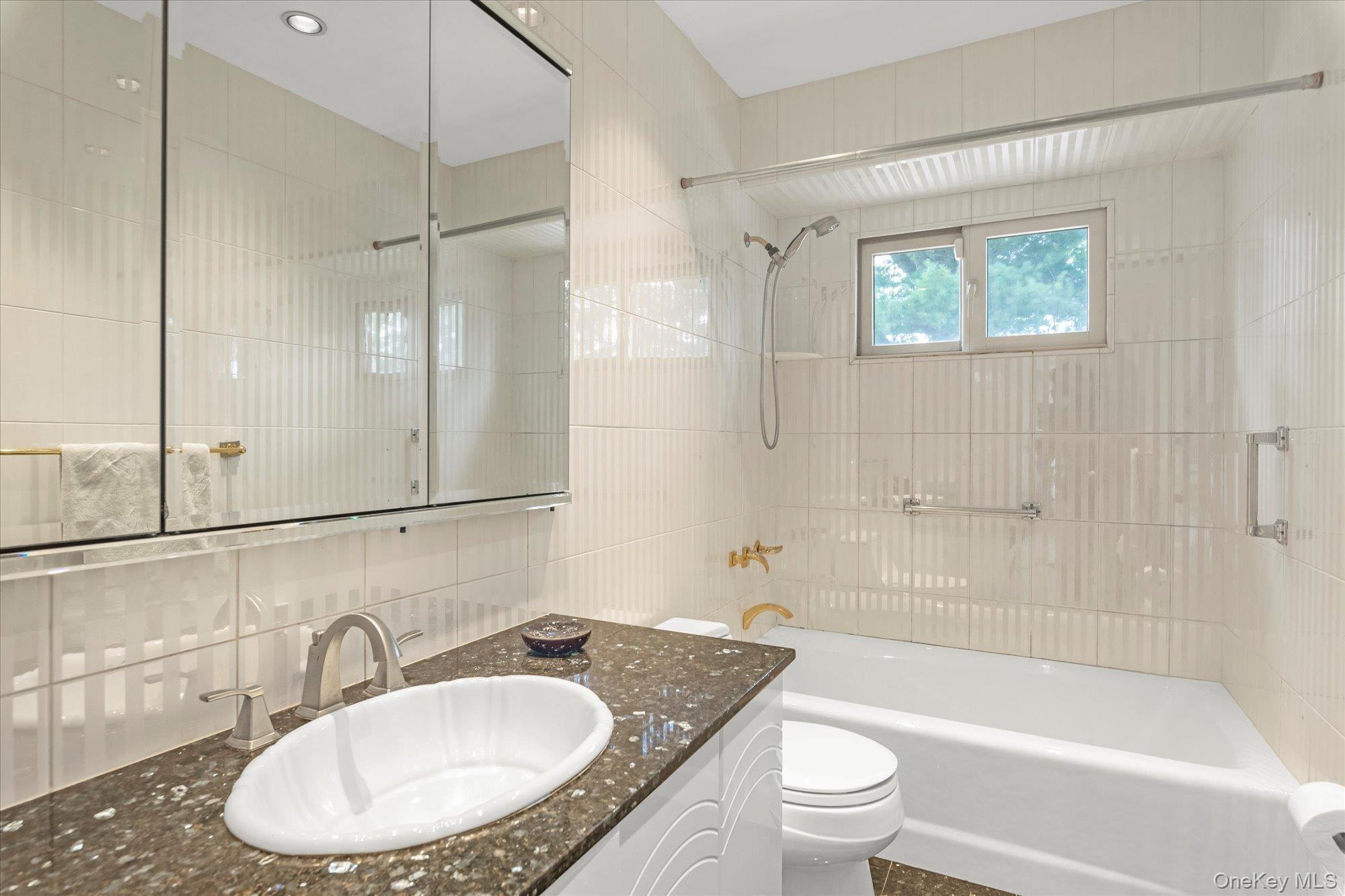 #11 photo, 1628 Oswego Street, 长岛 East Meadow , NY 11554