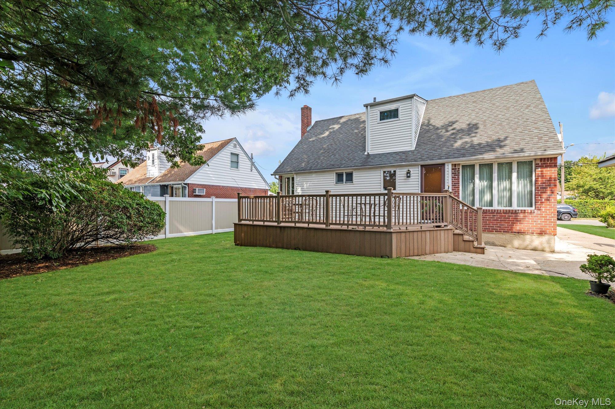 #20 photo, 1628 Oswego Street, 长岛 East Meadow , NY 11554