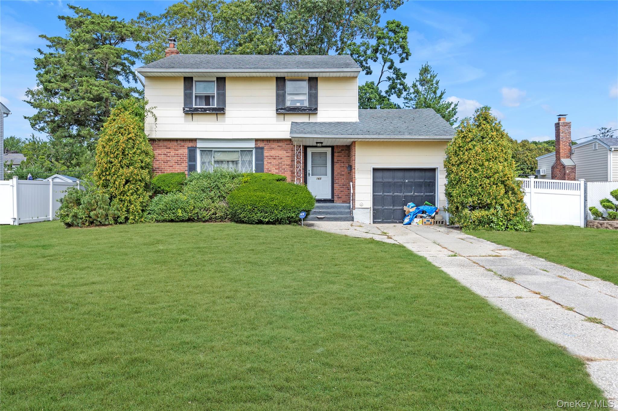 #1 photo, 165 Country Village Lane, सफ़ोक काउंटी East Islip , NY 11730