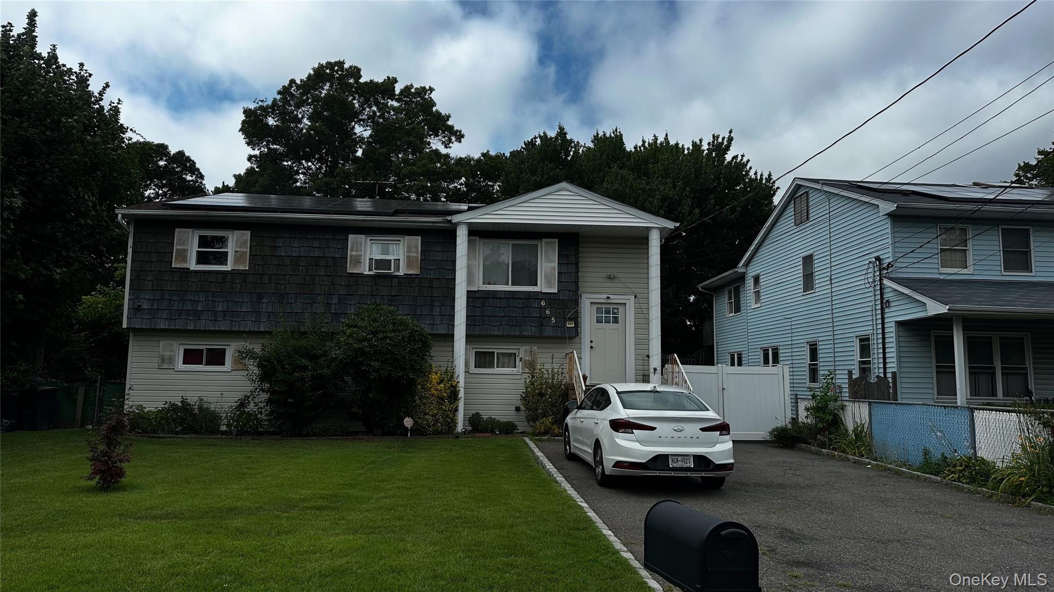 #1 photo, 665 Commander Avenue, सफ़ोक काउंटी West Babylon , NY 11704