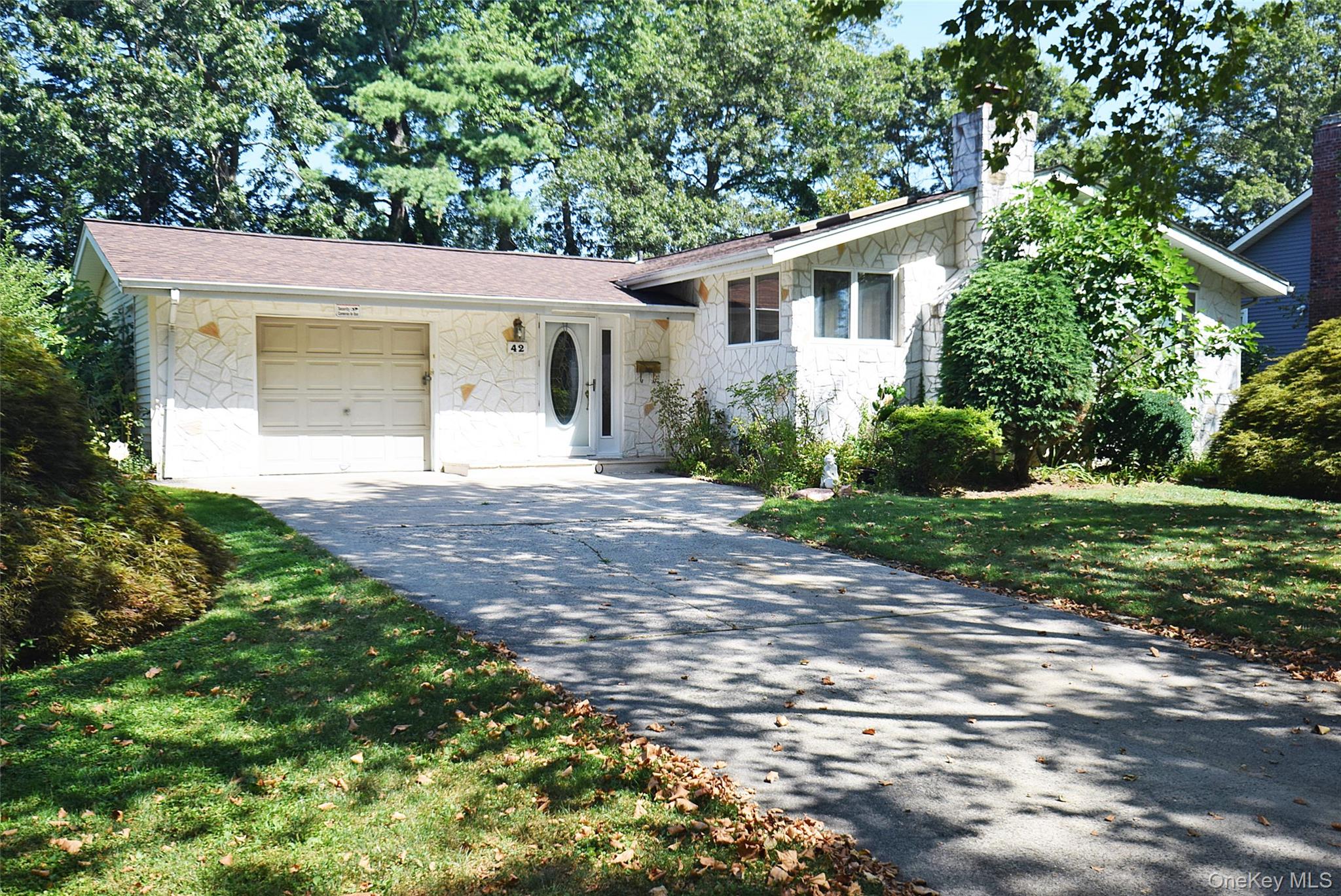 #1 photo, 42 Lauren Avenue, サフォーク郡 Dix Hills , NY 11746