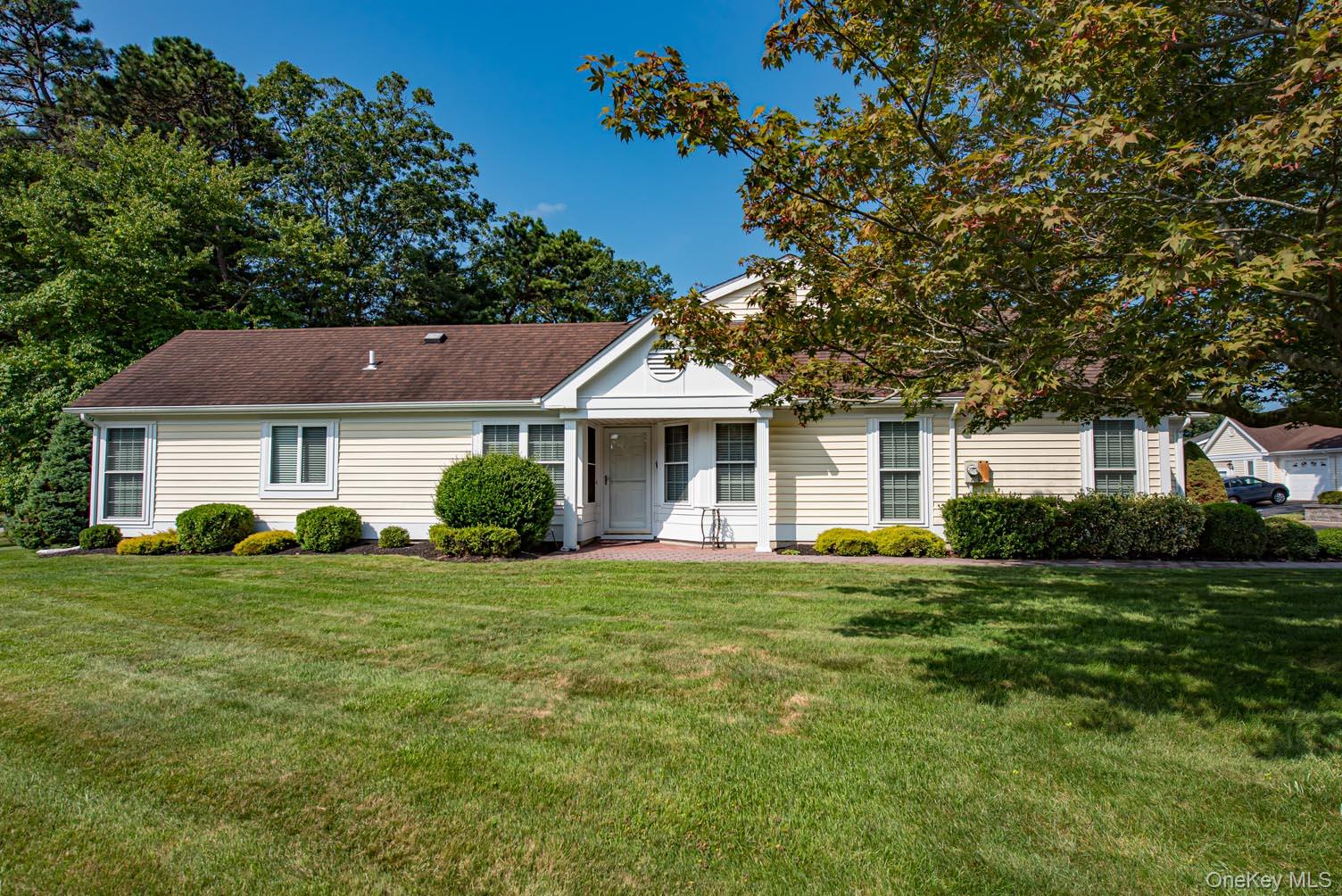 #1 photo, 25 Douglaston Court, सफ़ोक काउंटी Ridge , NY 11961