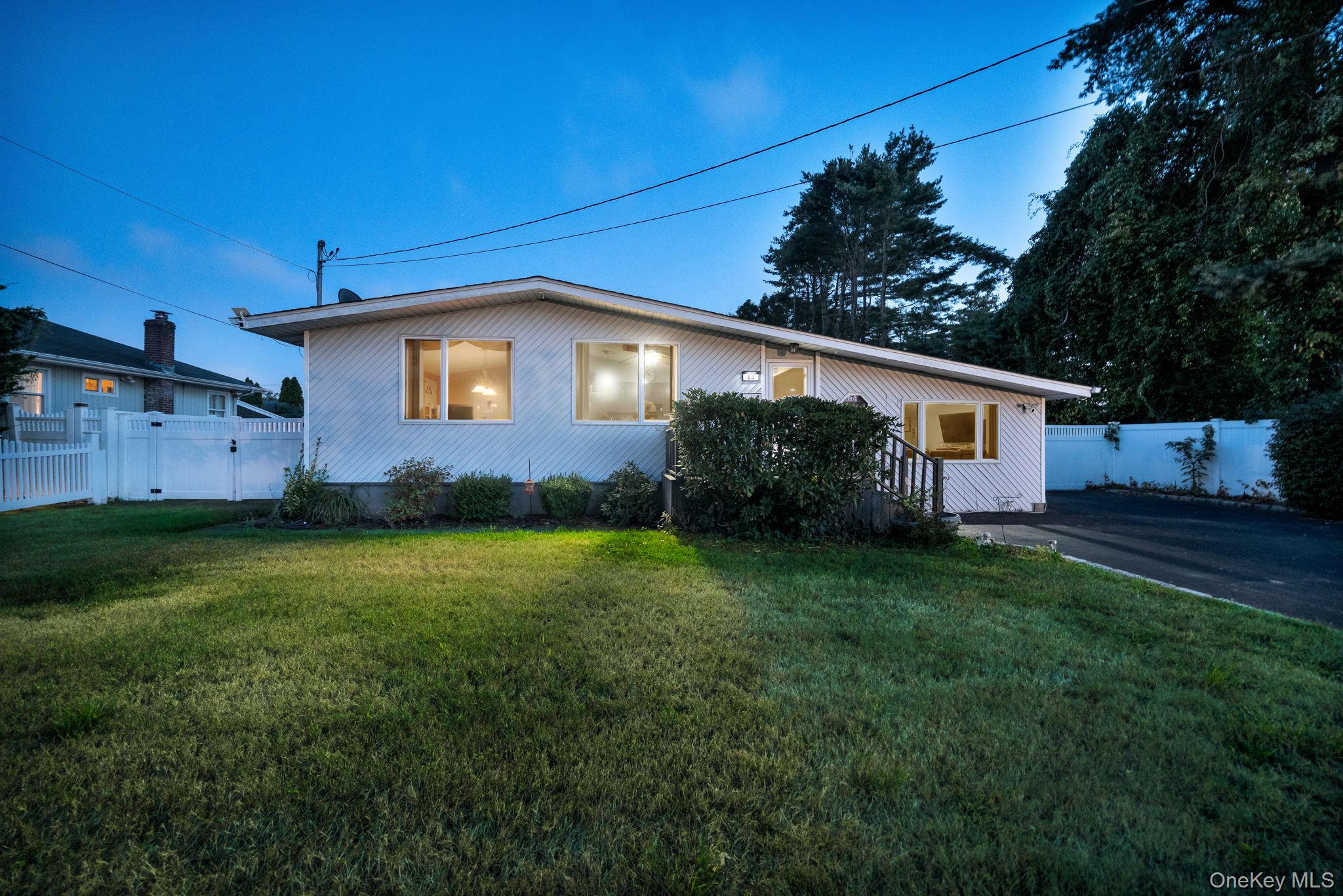 #1 photo, 64 Montgomery Avenue, サフォーク郡 West Babylon , NY 11704