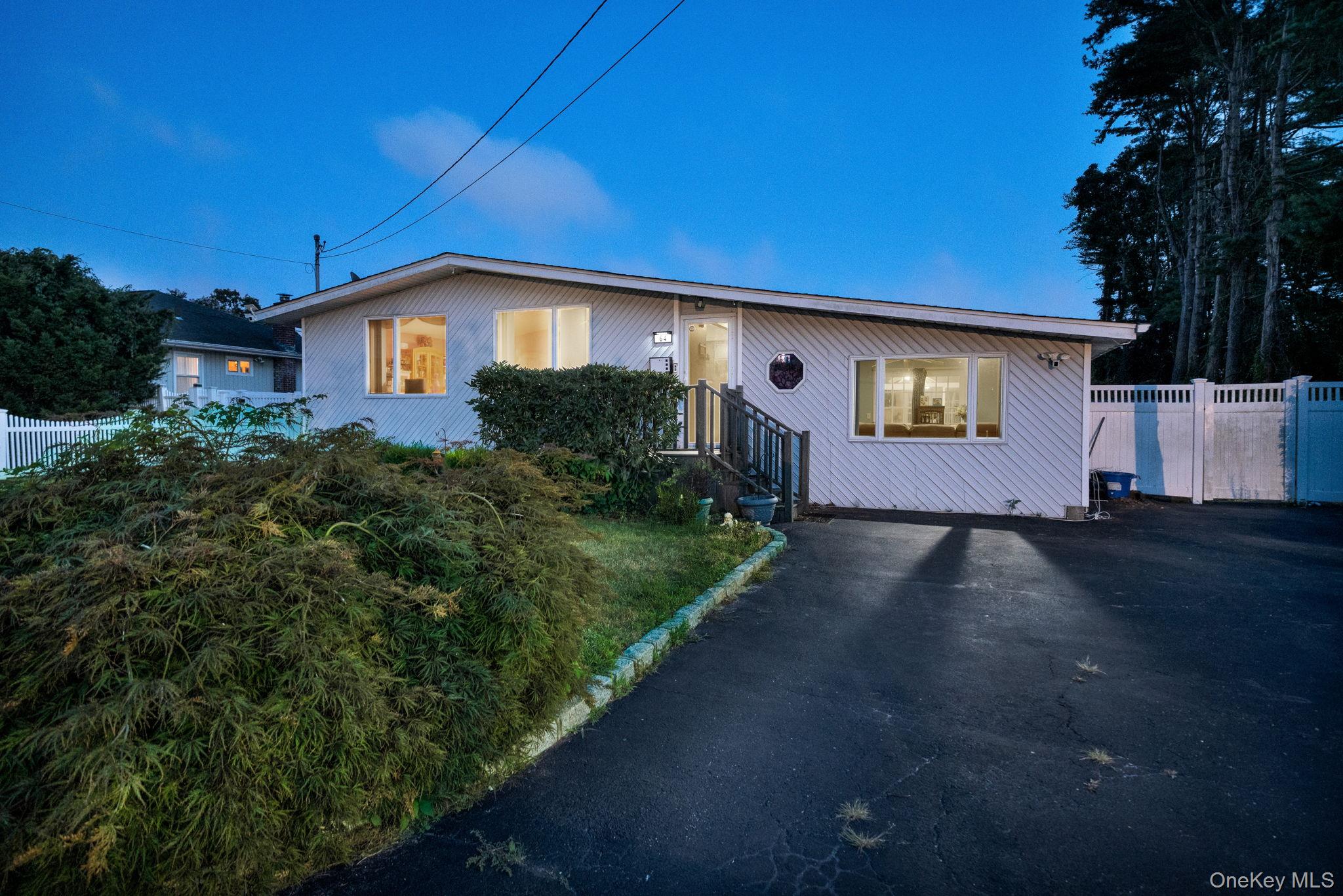 #2 photo, 64 Montgomery Avenue, サフォーク郡 West Babylon , NY 11704