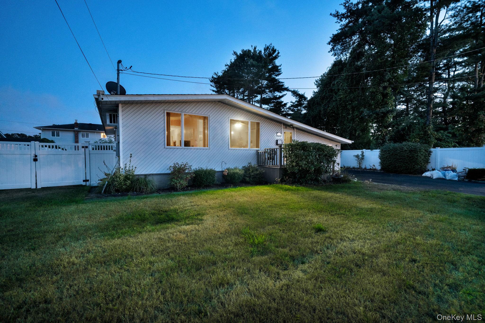 #3 photo, 64 Montgomery Avenue, サフォーク郡 West Babylon , NY 11704