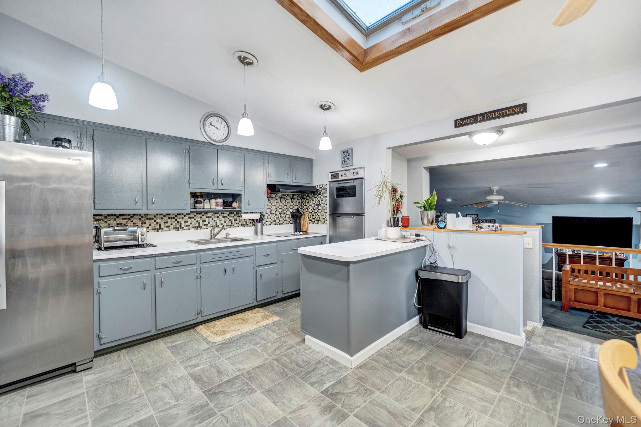 #8 photo, 64 Montgomery Avenue, サフォーク郡 West Babylon , NY 11704